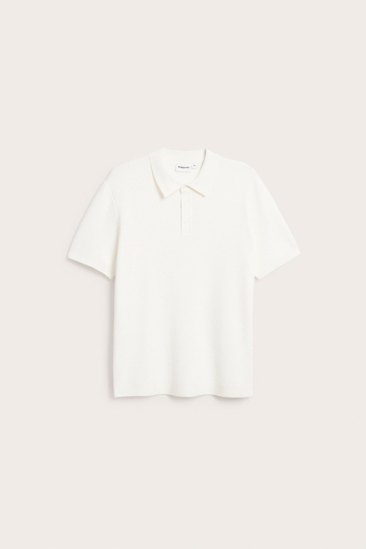 Frontvy av herrarnas naturvita, strukturstickade pikétröja med tre knappar.