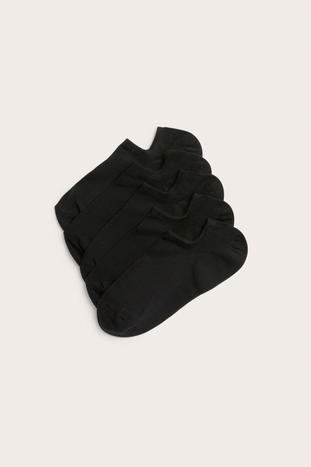 Oversikt over fem par svarte, ensfargede, lave sneakersokker i bomullsblanding.