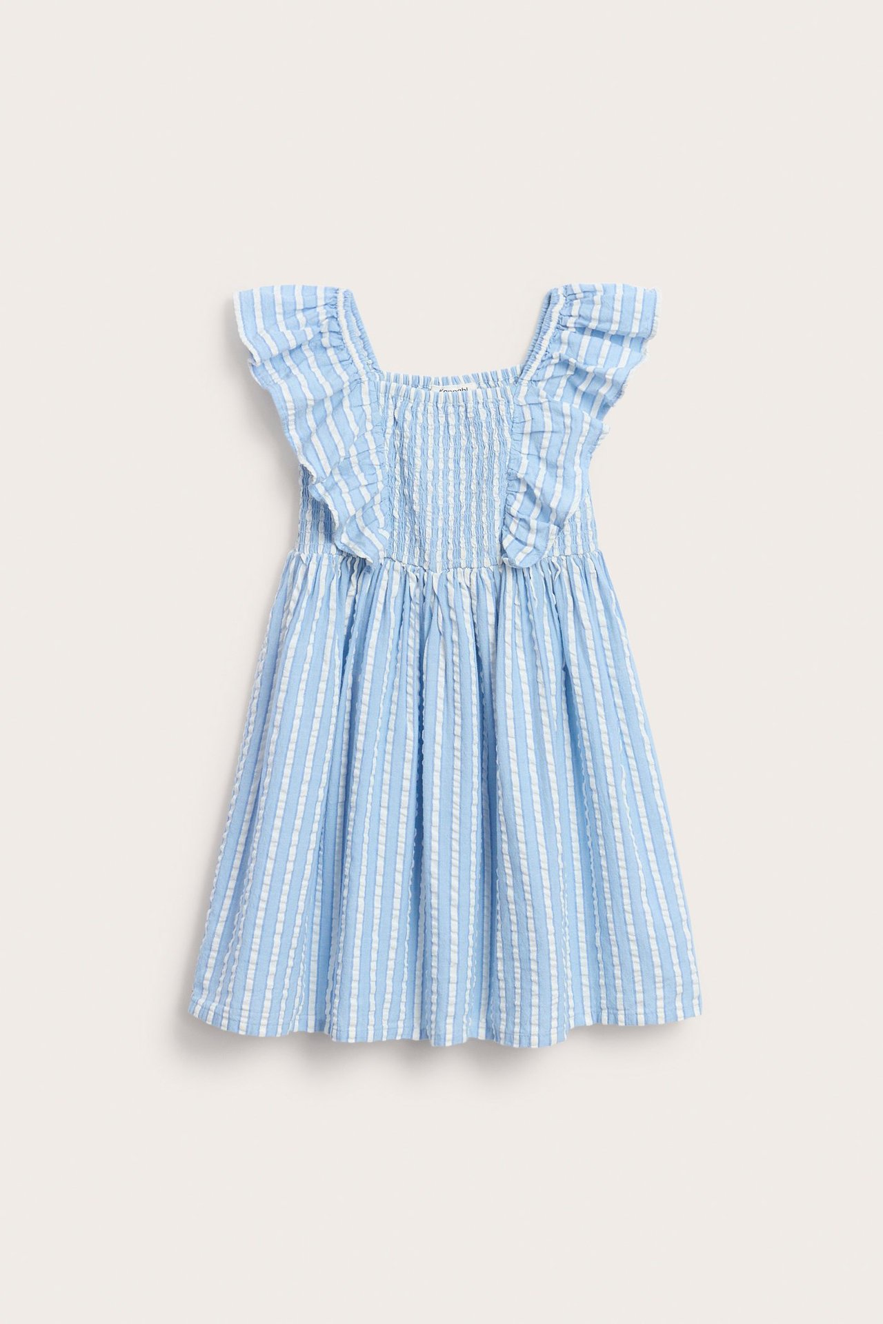 Frontvisning av en lyseblå og hvitstripet bomulls-seersucker kjole for barn med volangskuldre.