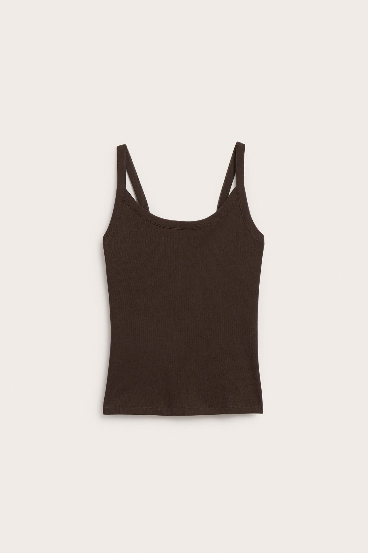 Frontvy av ett mörkbrunt ribbat linne med smala axelband.