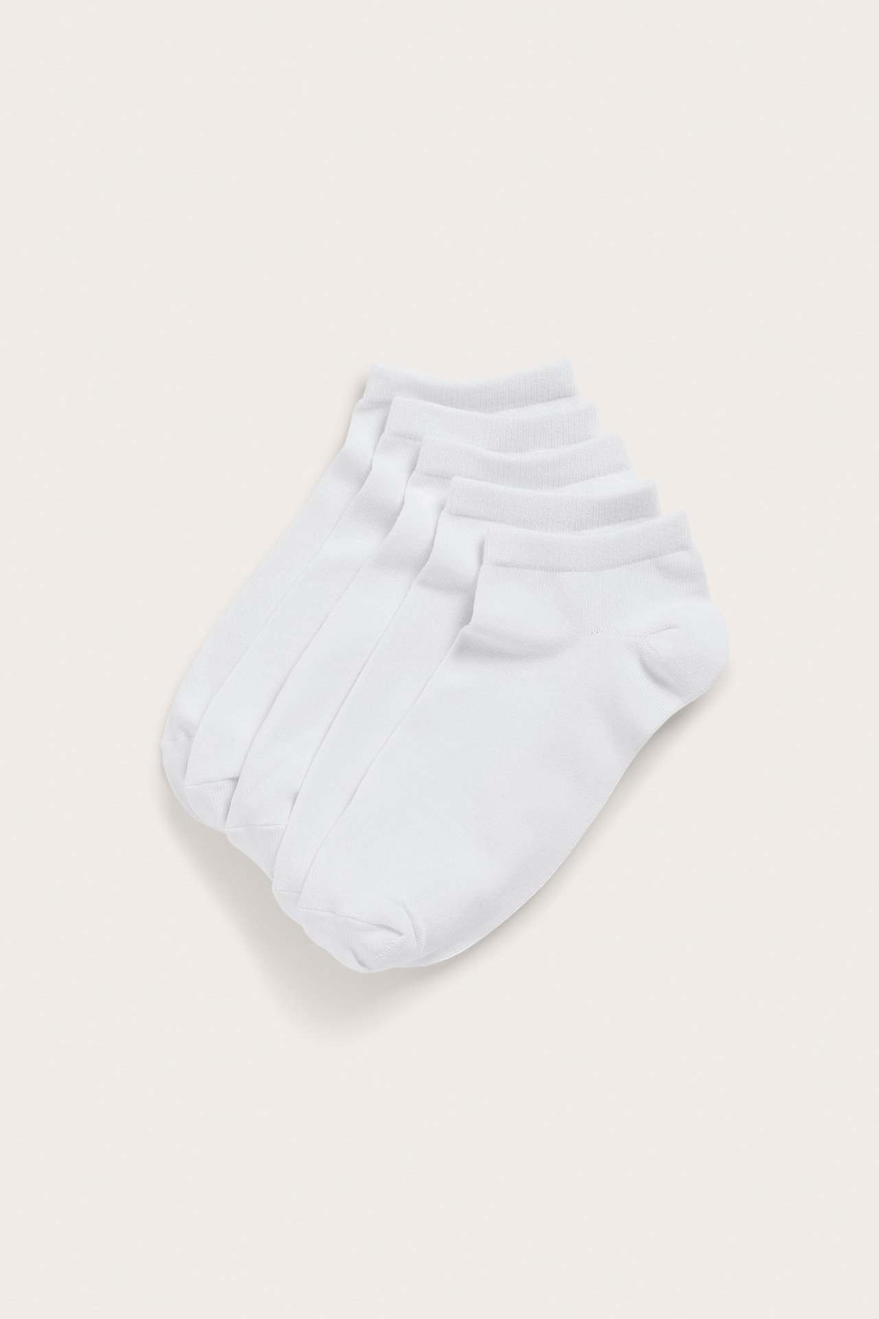 Ovenfra, fem par hvite ensfargede ankelstrømper for menn.