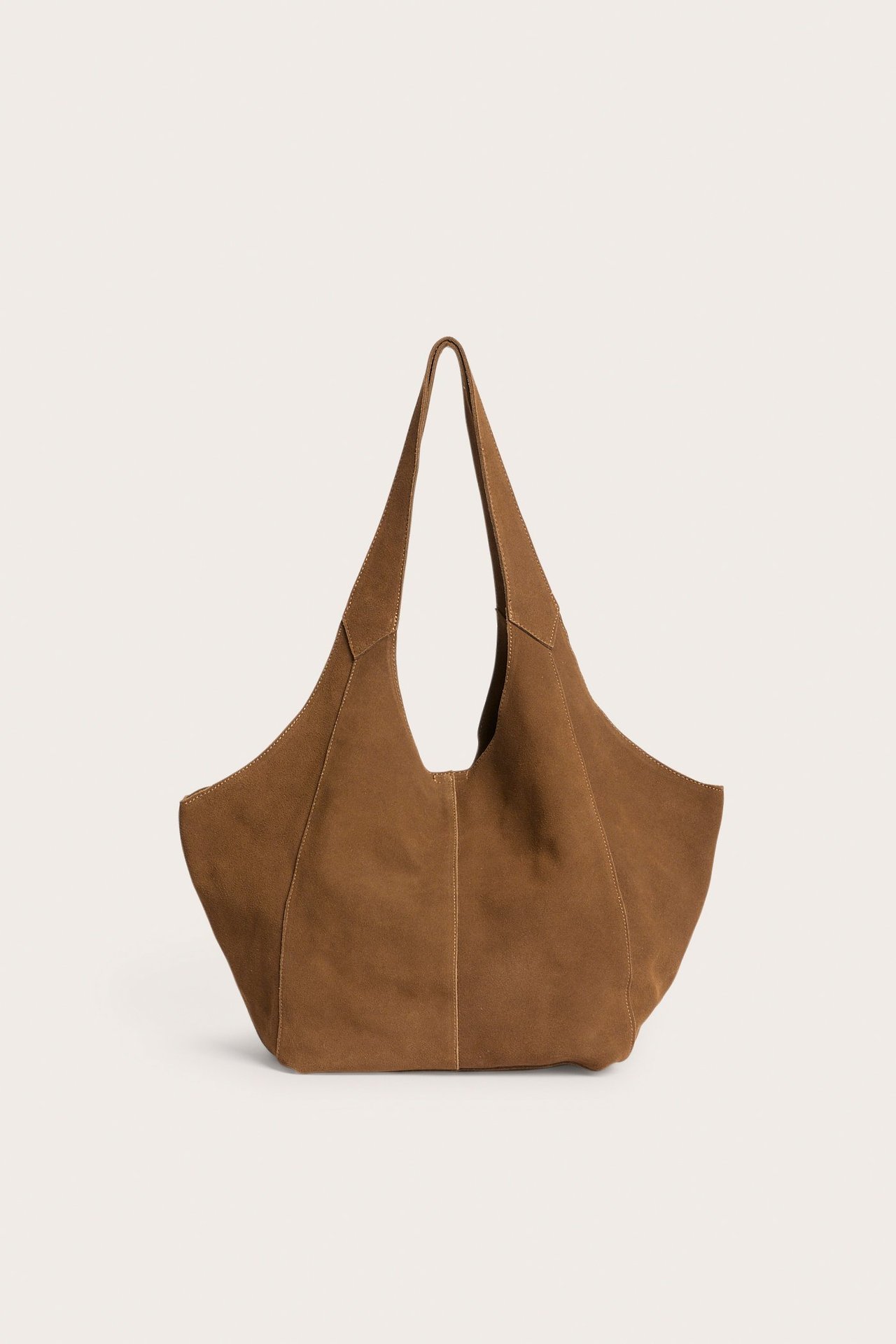 Frontvisning av en lysebrun ensfarget semsket skinn tote bag med bred, strukturert base.