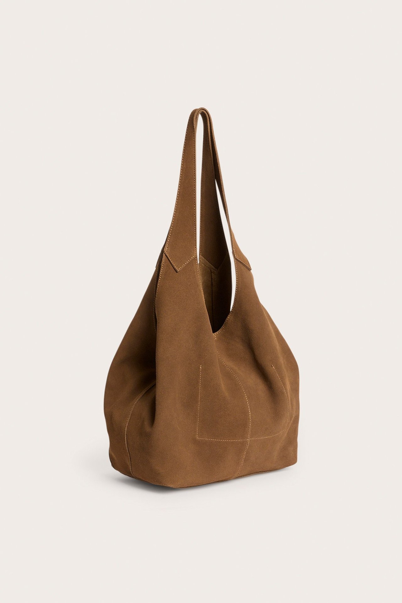 Frontvisning av en stor, lysebrun semsket skinn tote bag med diskrete sømmer.