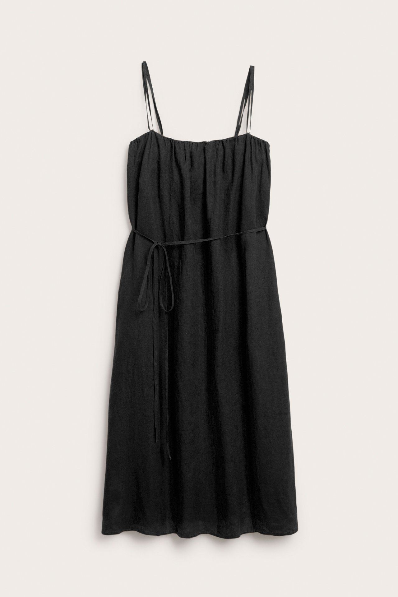 Edestä: Musta pellavainen midimekko ohuilla olkaimilla ja solmittavalla vyöllä vyötäröllä.