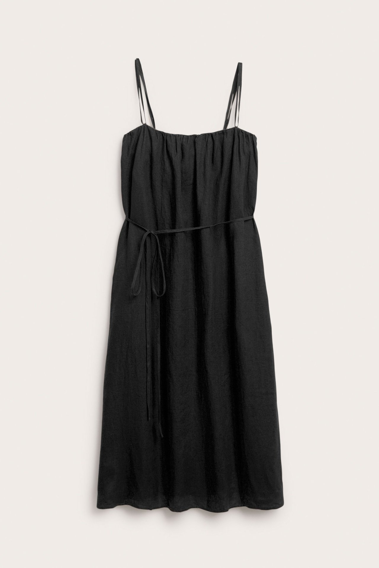 Framifrån: Svart linneklänning i midi-längd med tunna axelband och knytskärp i midjan.