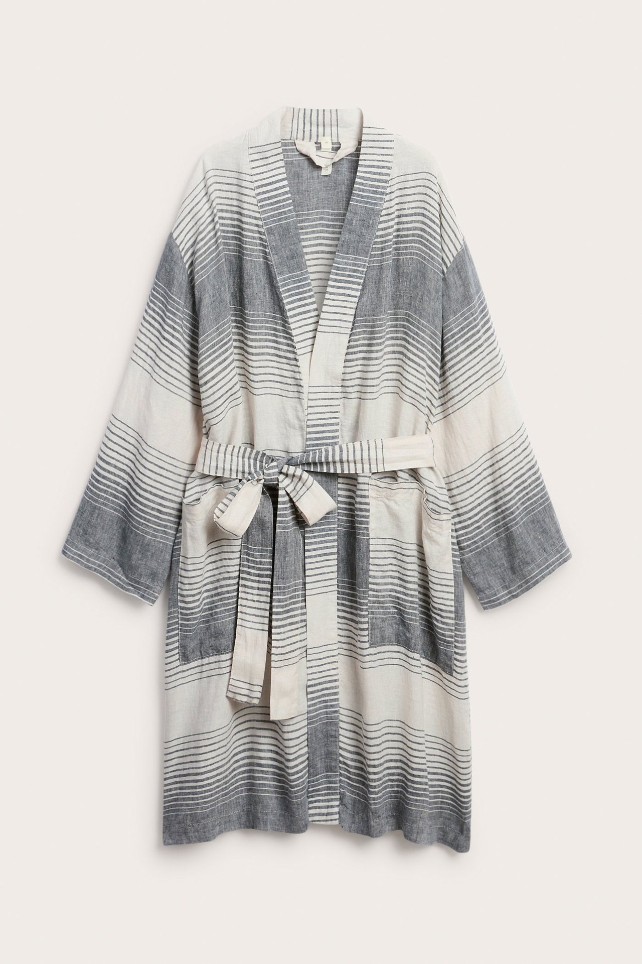 Widok z przodu: damskie ciemnoniebiesko-jasne lniane kimono w paski z paskiem i kieszeniami.