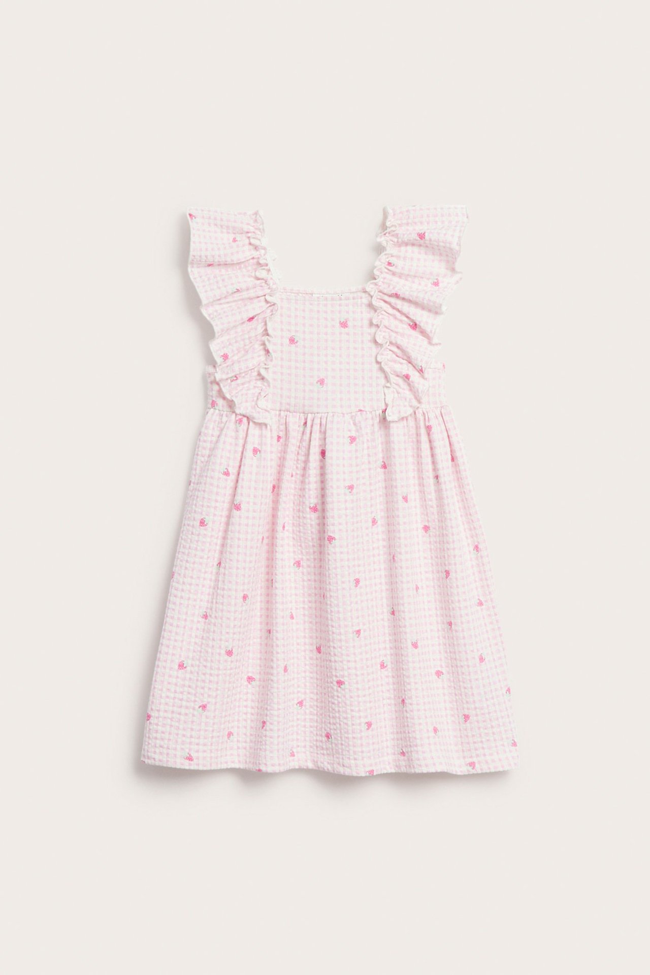 Widok z przodu różowej sukienki dziecięcej z falbankami, różową kratką i drobnymi truskawkowymi nadrukami.