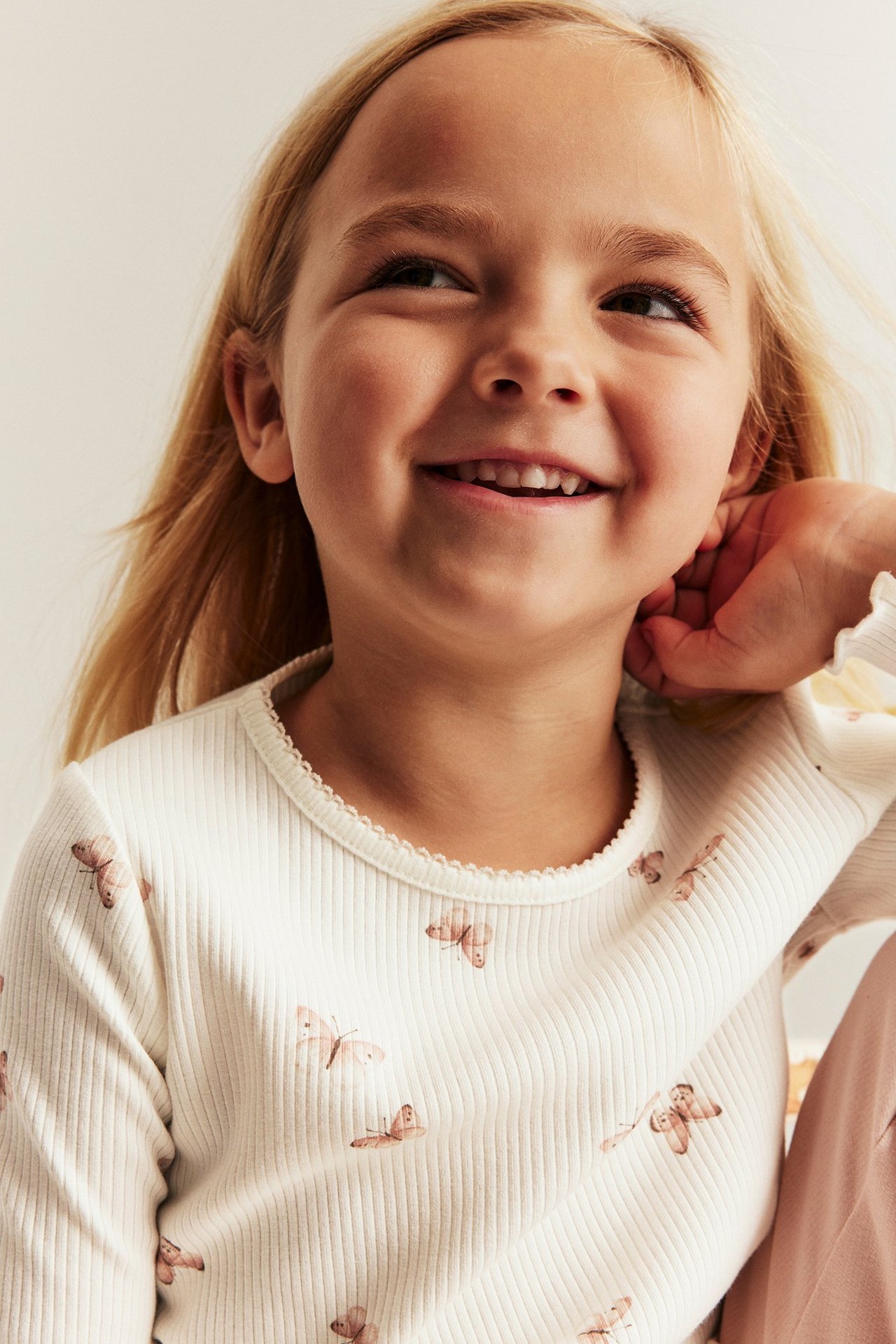 Perhoskuvioinen paita