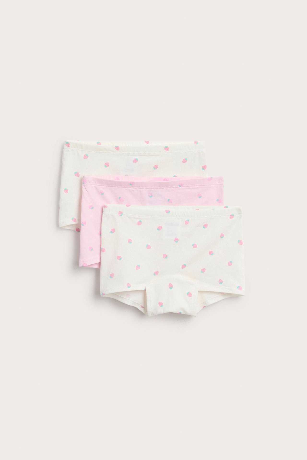 Edestäpäin, 3 kpl lasten bokserit: kaksi valkoista, yksi pinkki, kaikissa mansikkaprintti.