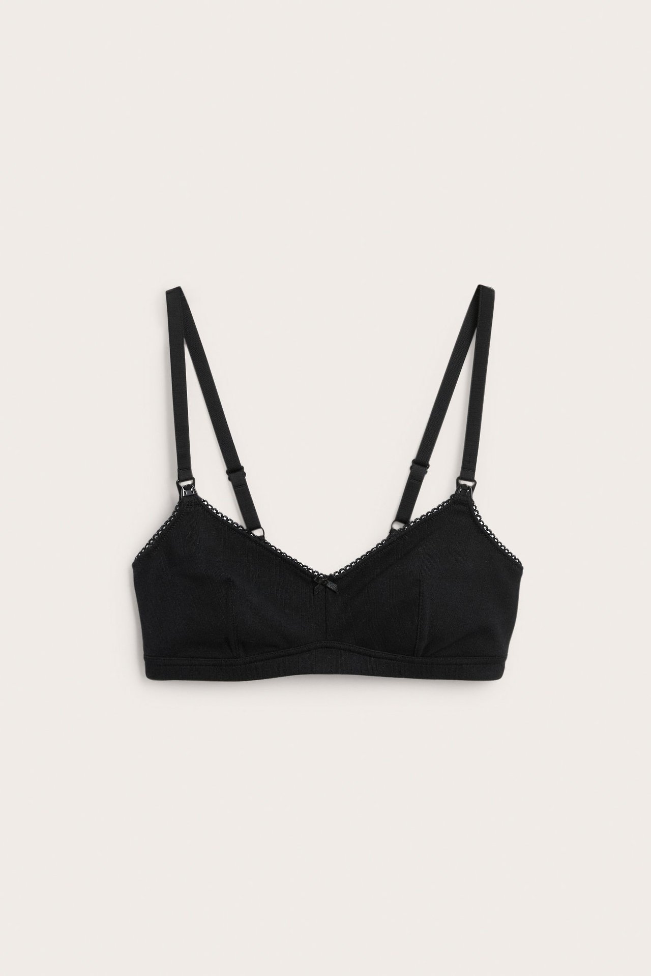 Frontvisning av en sort amme-BH i pointelle-ribb med picot-kant og justerbare stropper.
