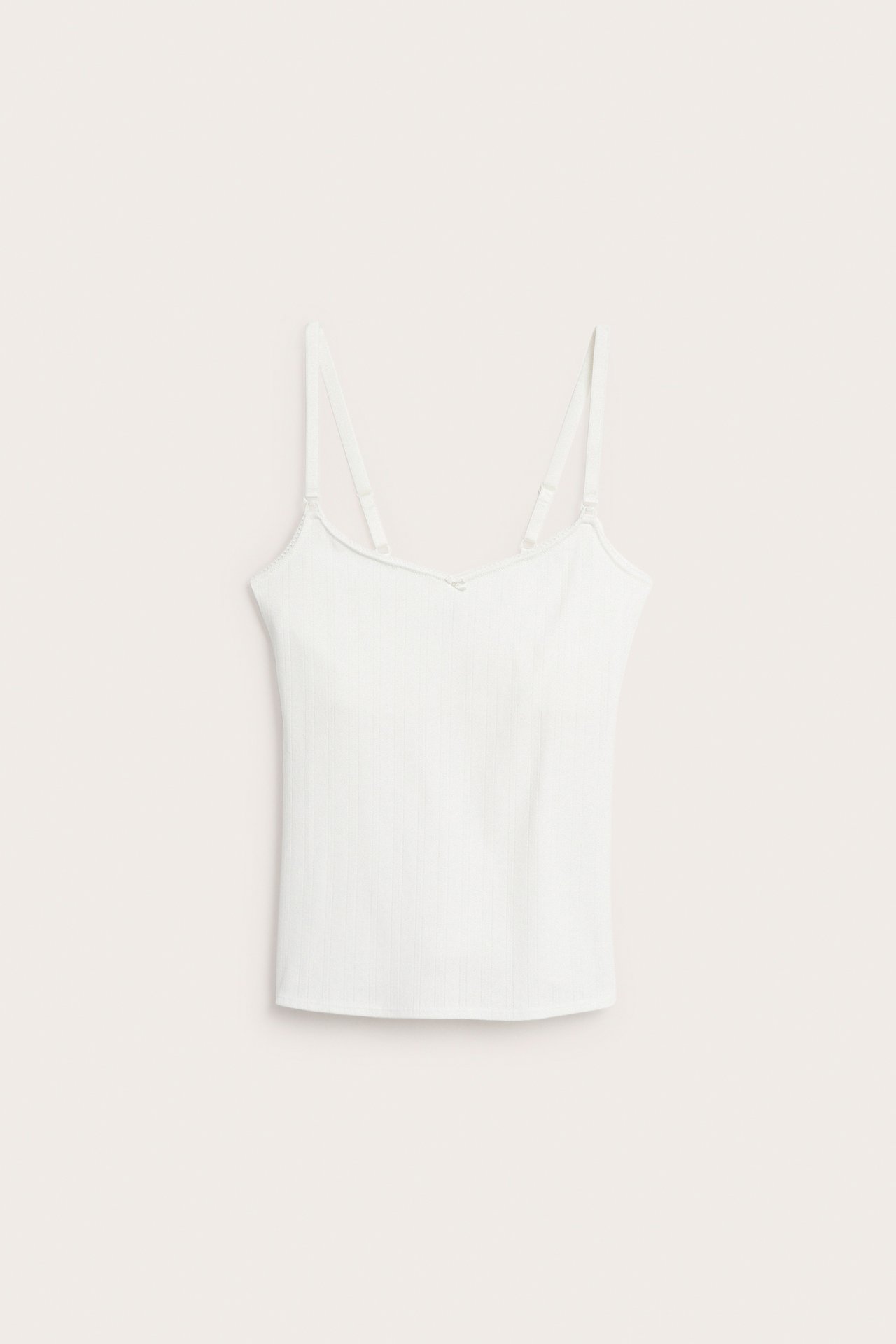 Widok z przodu: Ecru prążkowana koszulka do karmienia z regulowanymi ramiączkami i zapięciami.