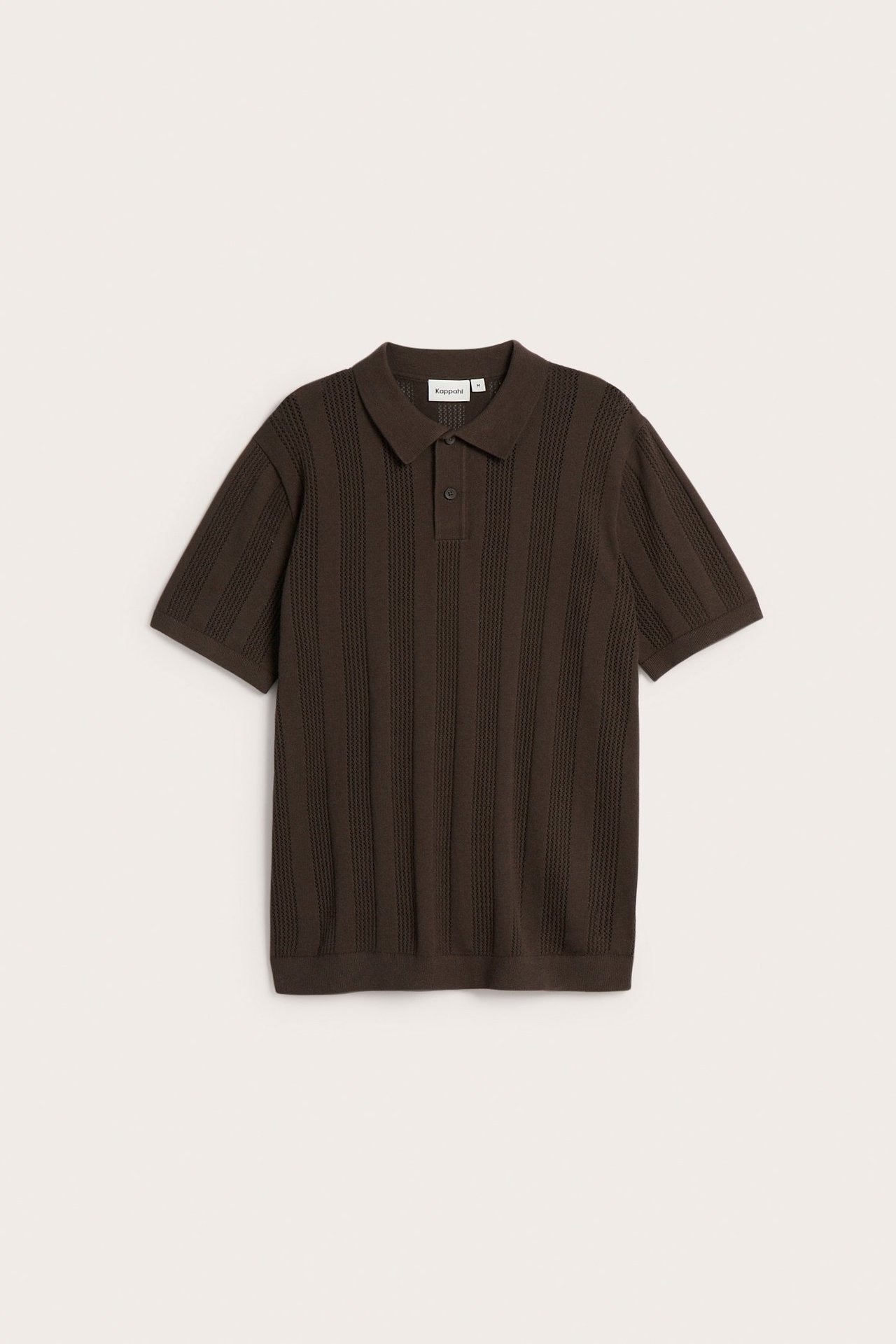 Widok z przodu: męska brązowa dzianinowa koszulka polo z krótkim rękawem, kołnierzykiem i pionowym wzorem.