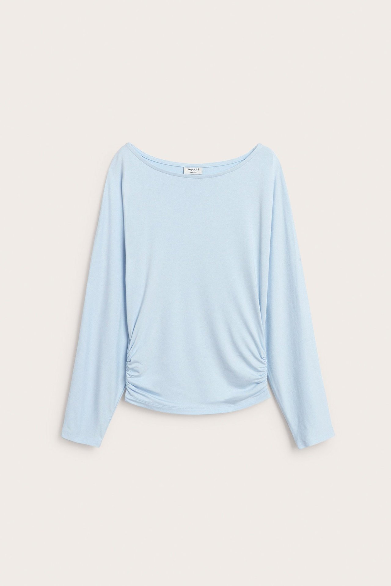 Långärmad blå topp med fjärilsärm, elastisk, enfärgad, på kvinna front vy.