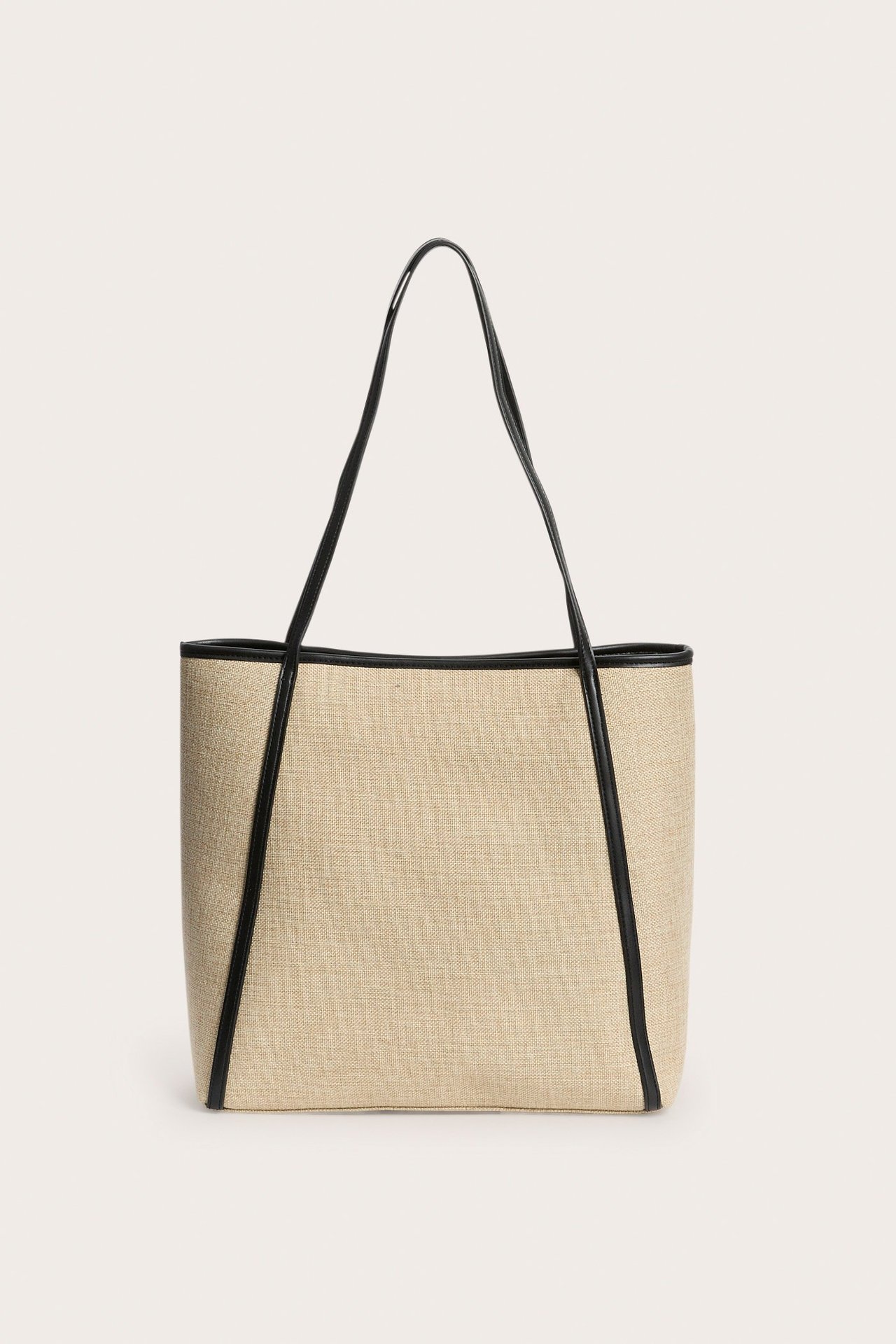 Edestä kuvattu beige olkilaukku mustilla tekonahkahankkeilla ja reunuksilla.