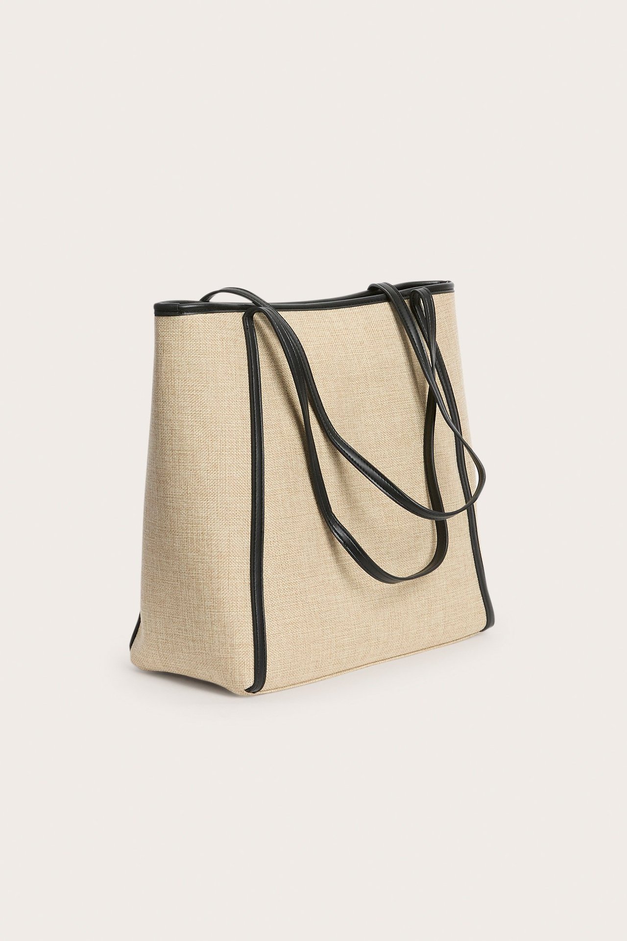 Sivukuva beigestä olkilaukusta mustilla keinonahkahihnoilla ja reunoilla.
