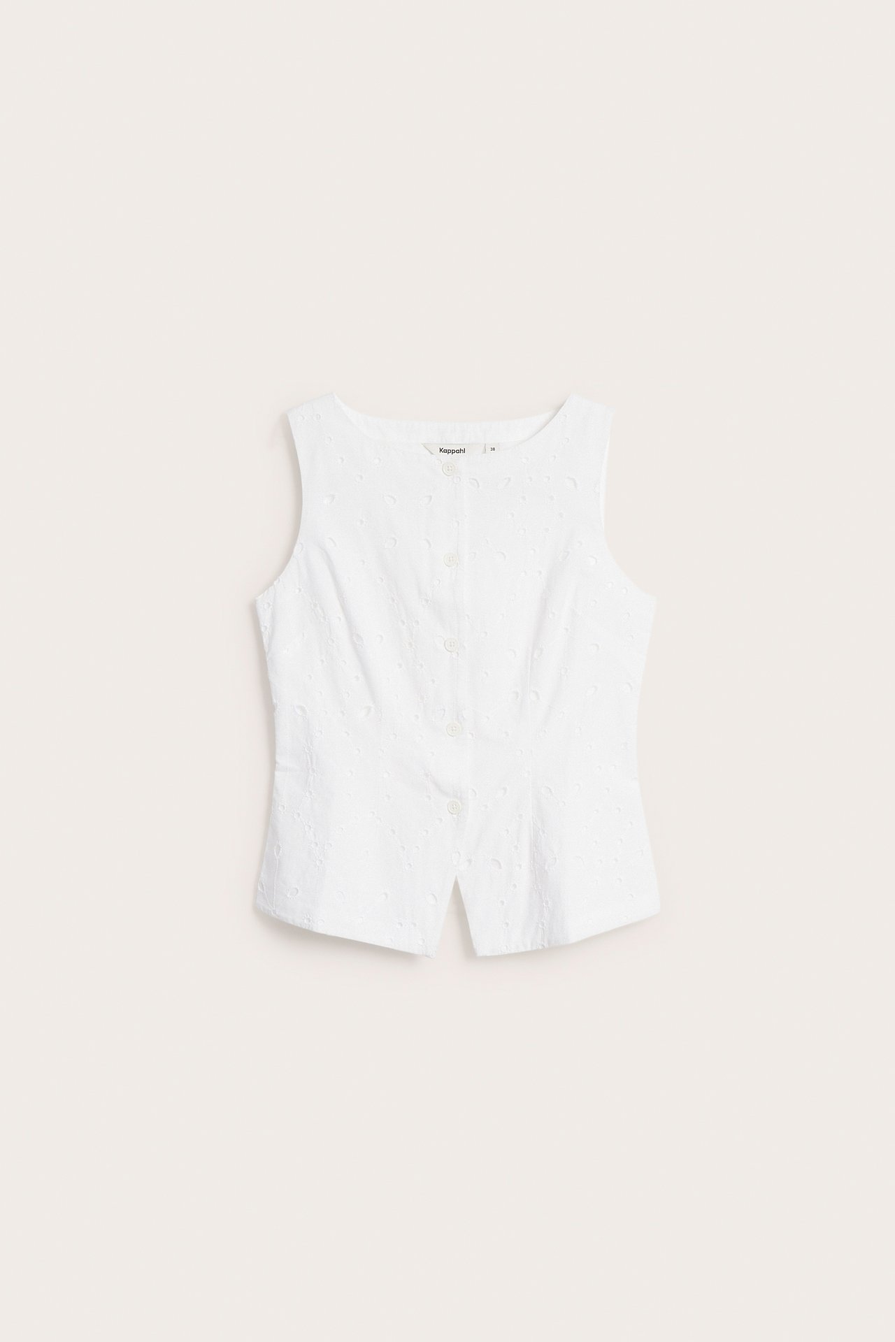 Frontvy av en vit ärmlös väst i broderie anglaise med knäppning fram och insnitt i midjan.