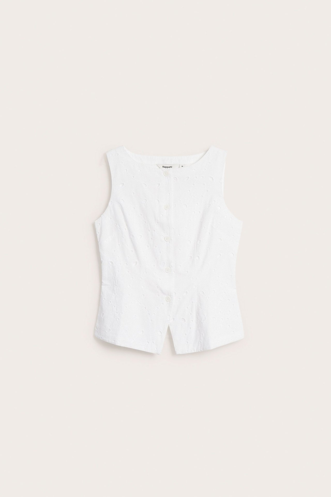 Frontbilde av en hvit ermeløs vest i broderie anglaise med knapper foran og innsvingt midje.