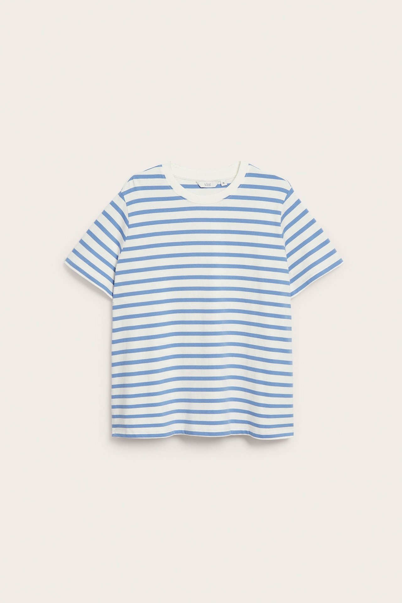 Frontvisning av en kremhvit og blåstripet kortermet bomulls-t-skjorte med rund hals.