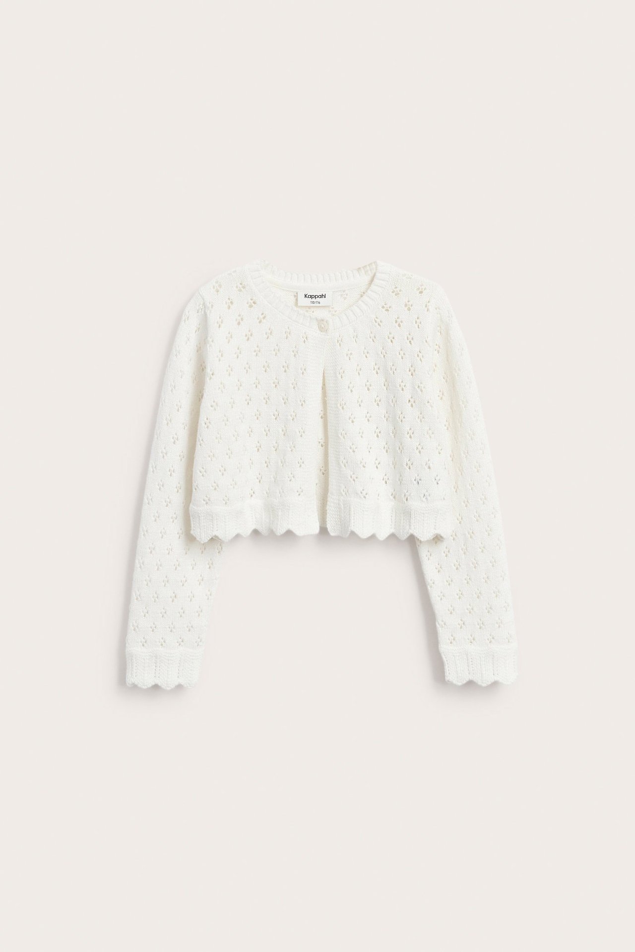 Widok z przodu: ecru bawełniany kardigan dziecięcy z ażurowym wzorem, jednym guzikiem i falowanymi brzegami.