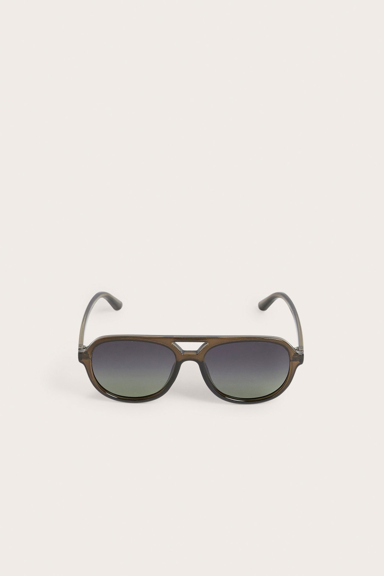 Frontalvisning av khakigrønne pilot-solbriller i plast med mørke polariserte gradientglass.