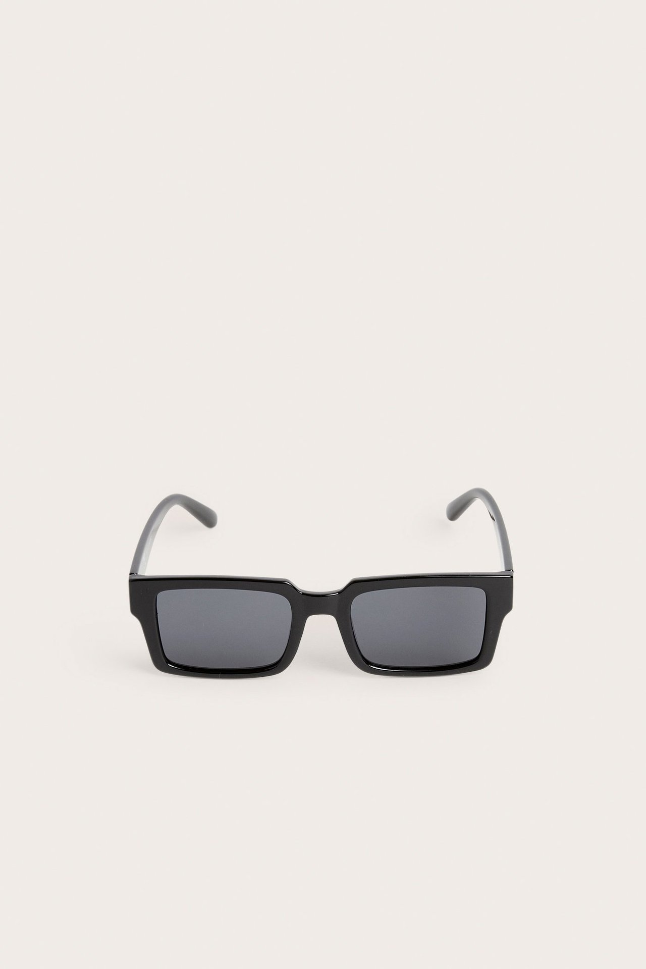 Frontbilde: Svarte rektangulære polariserte solbriller i plast.