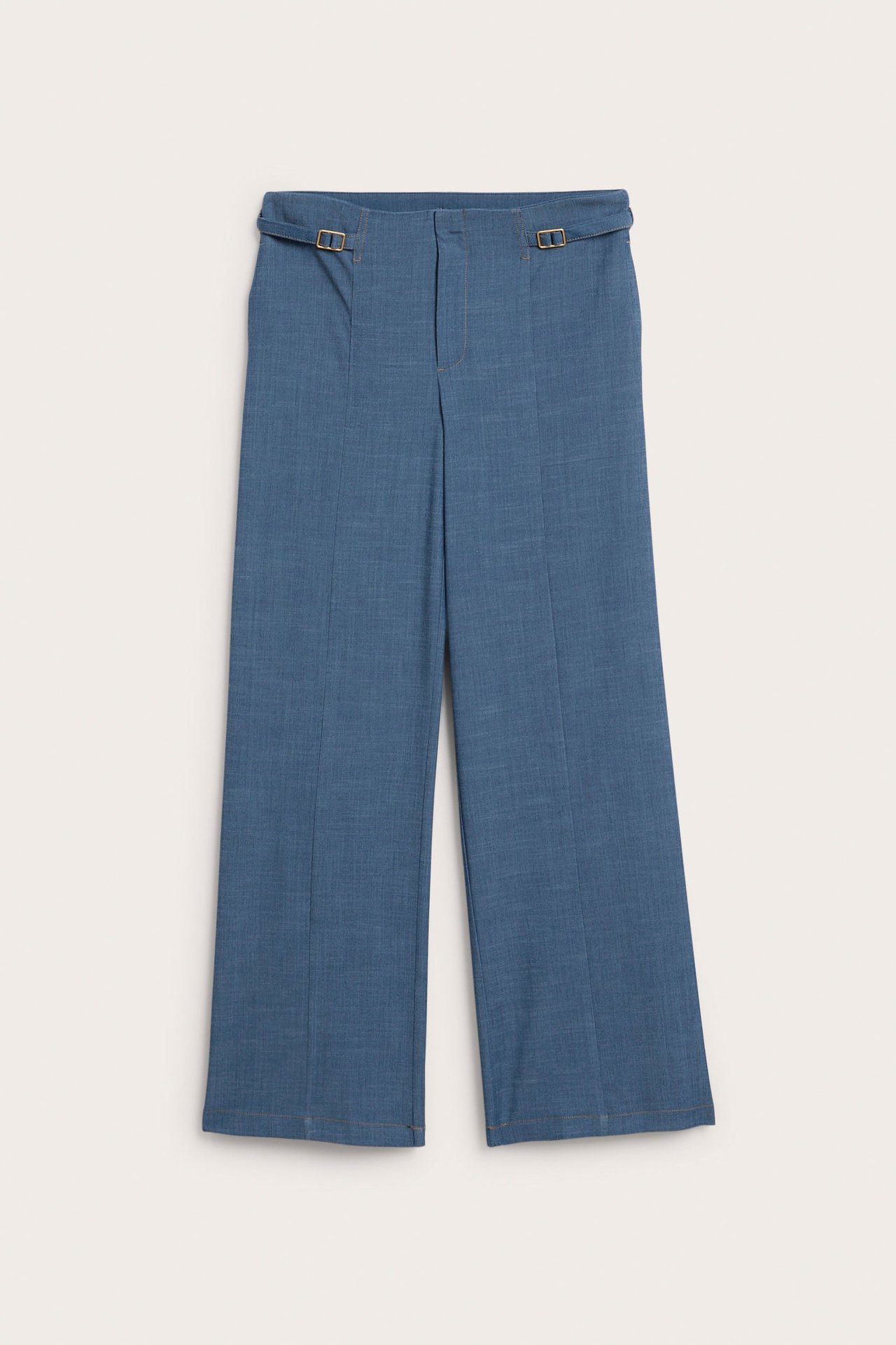 Widok z przodu jasnoniebieskich spodni z szerokimi nogawkami, z regulowanym paskiem i kwadratowymi klamrami.