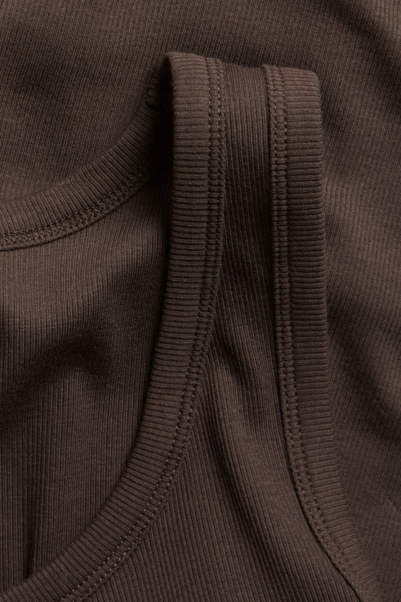 Ciemnobrązowy, dopasowany top z prążkowanej dzianiny.