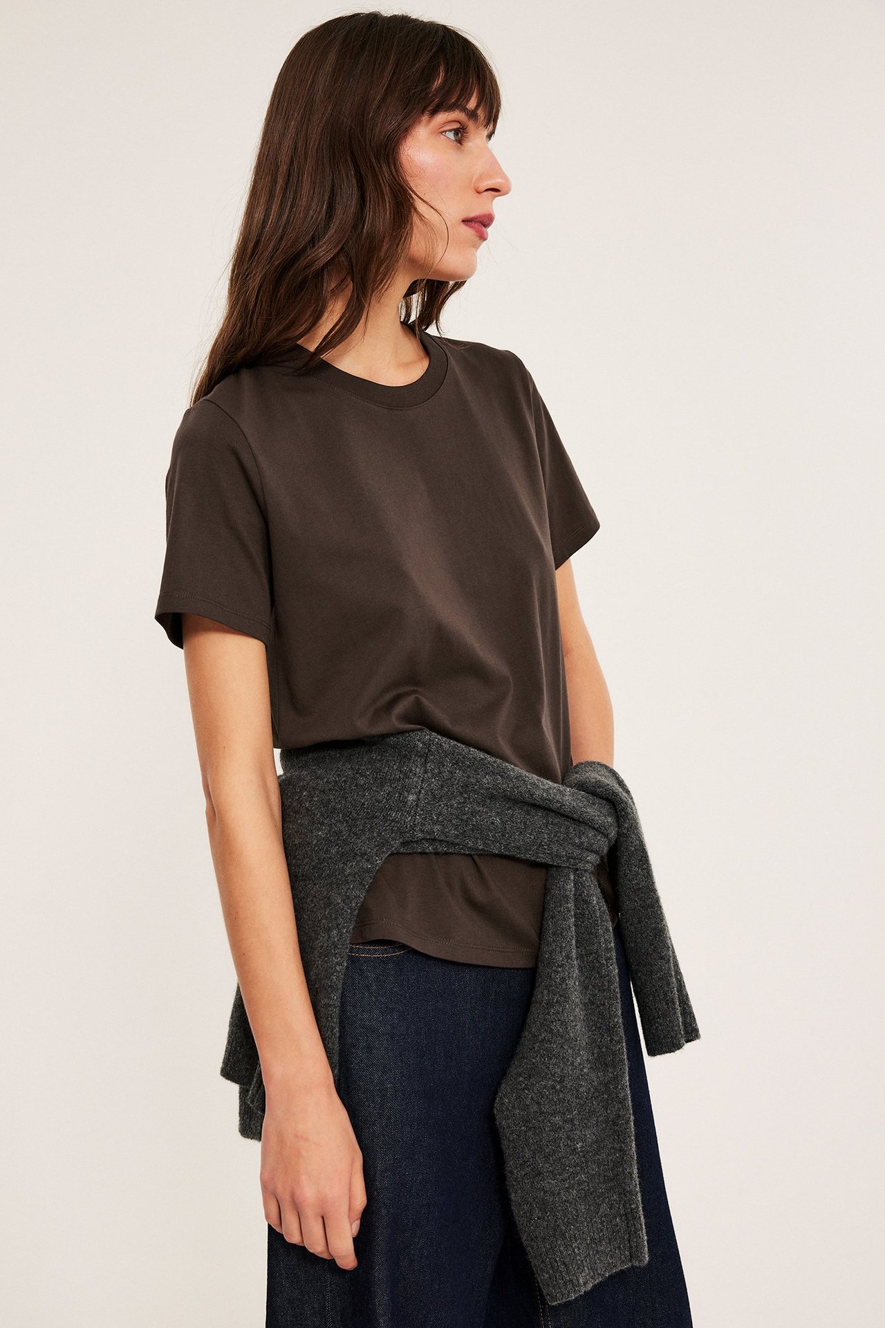 Mørkebrun bomullst-skjorte med rett passform, frontvisning, kvinne.