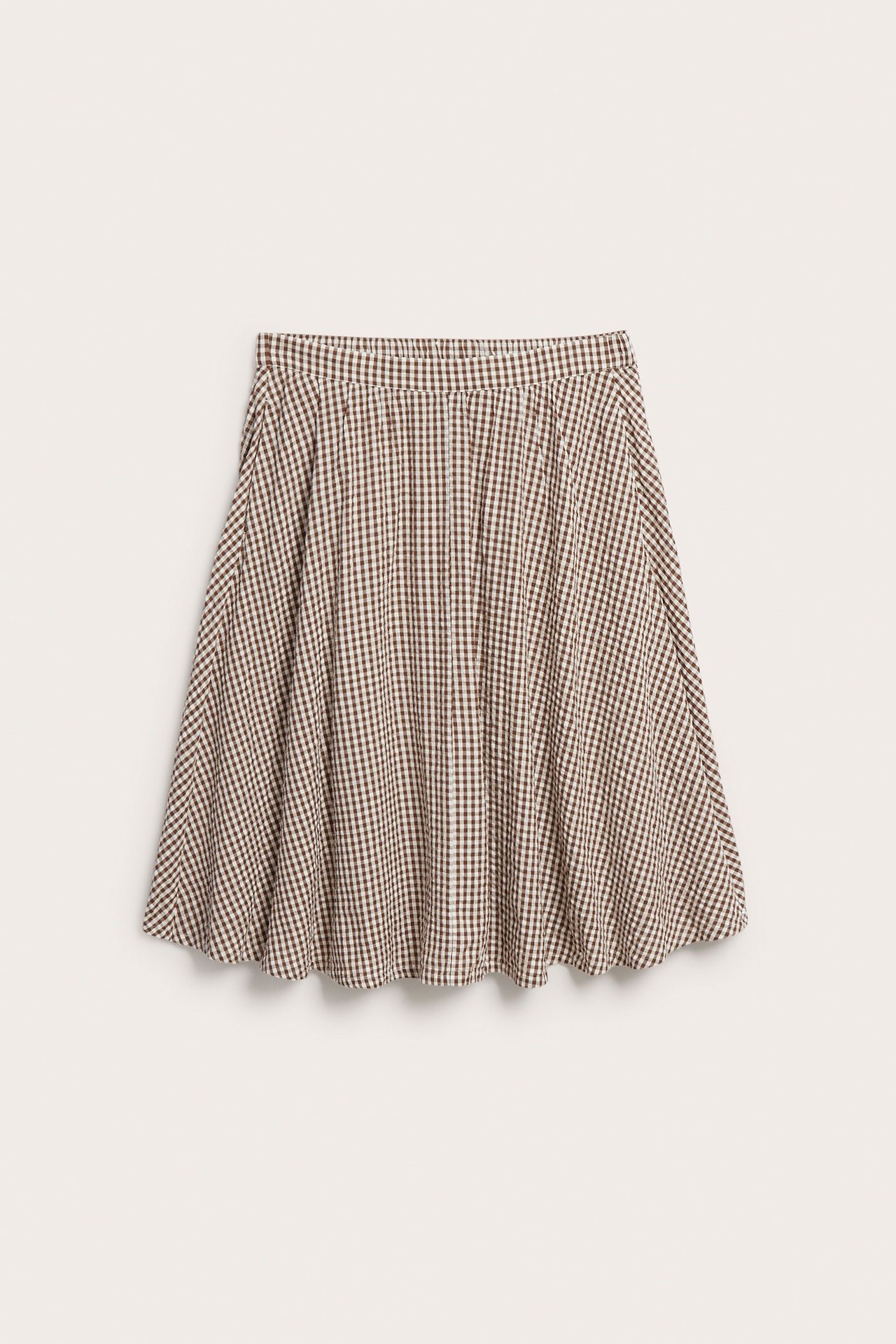 Widok z przodu brązowo-białej spódnicy w kratkę z seersuckeru, fason A, z elastycznym pasem.