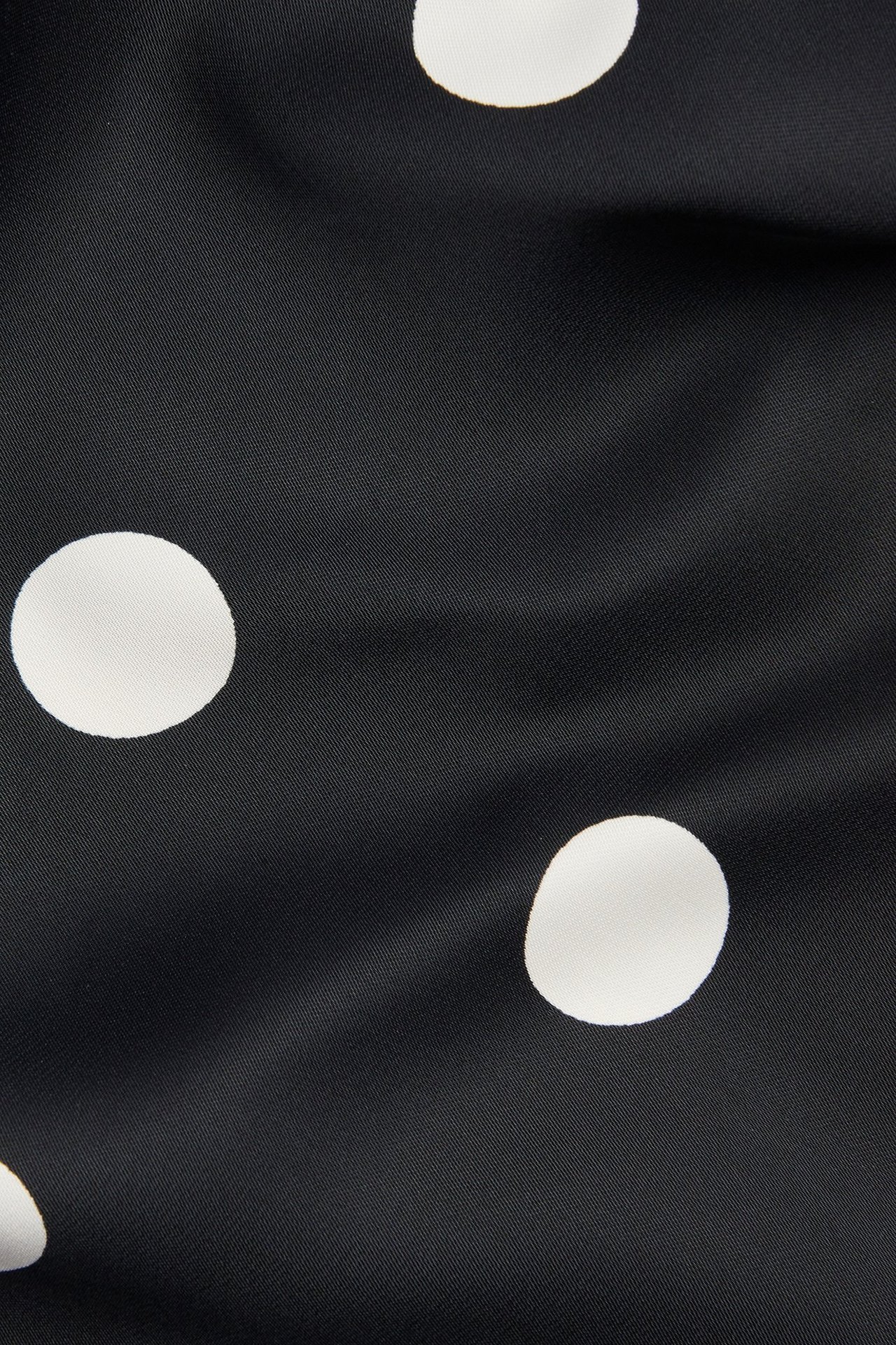 Prikkete satengbluse