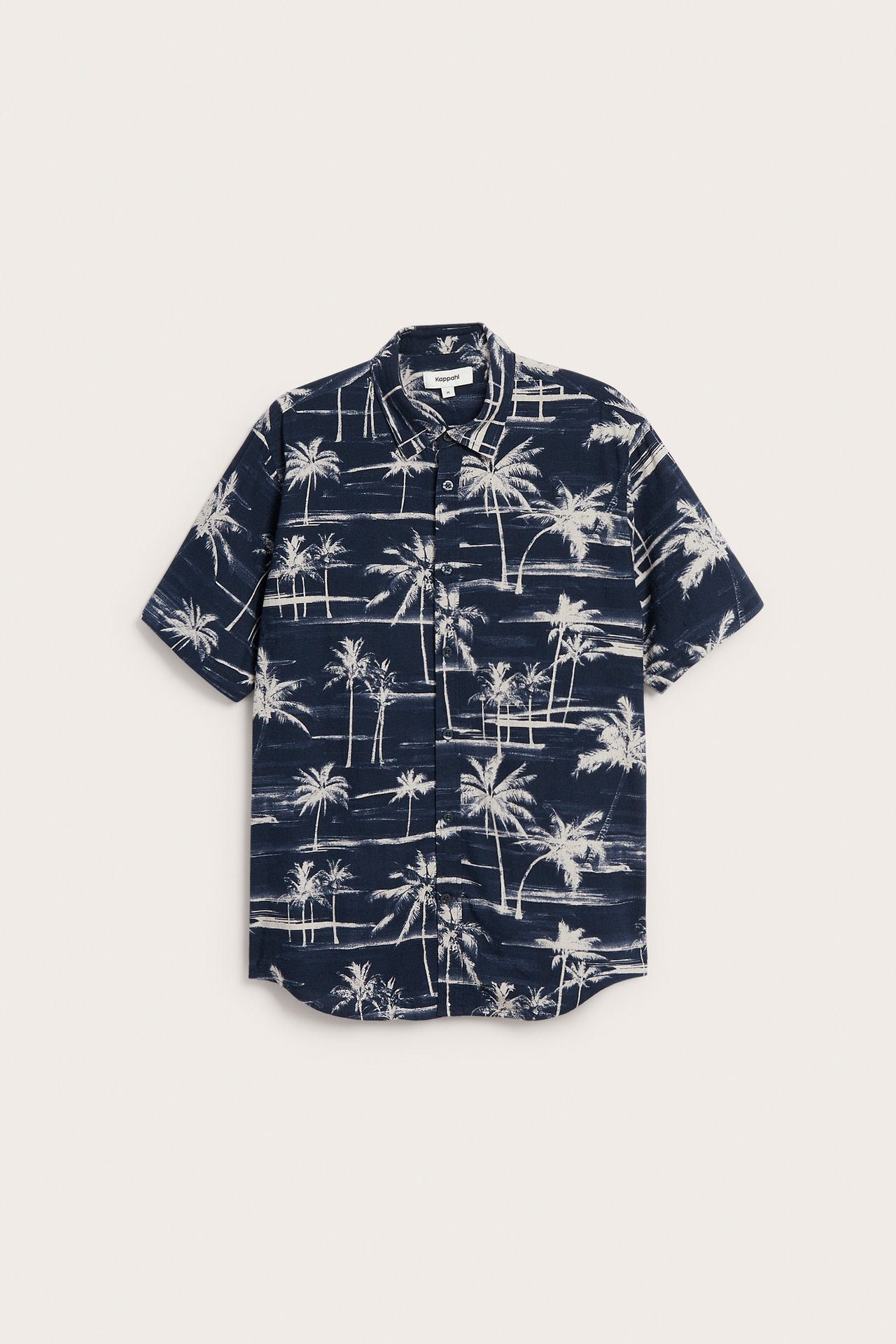 Framifrån, mörkblå kortärmad bomullsskjorta med vitt palmträdsmönster och knäppning framtill.