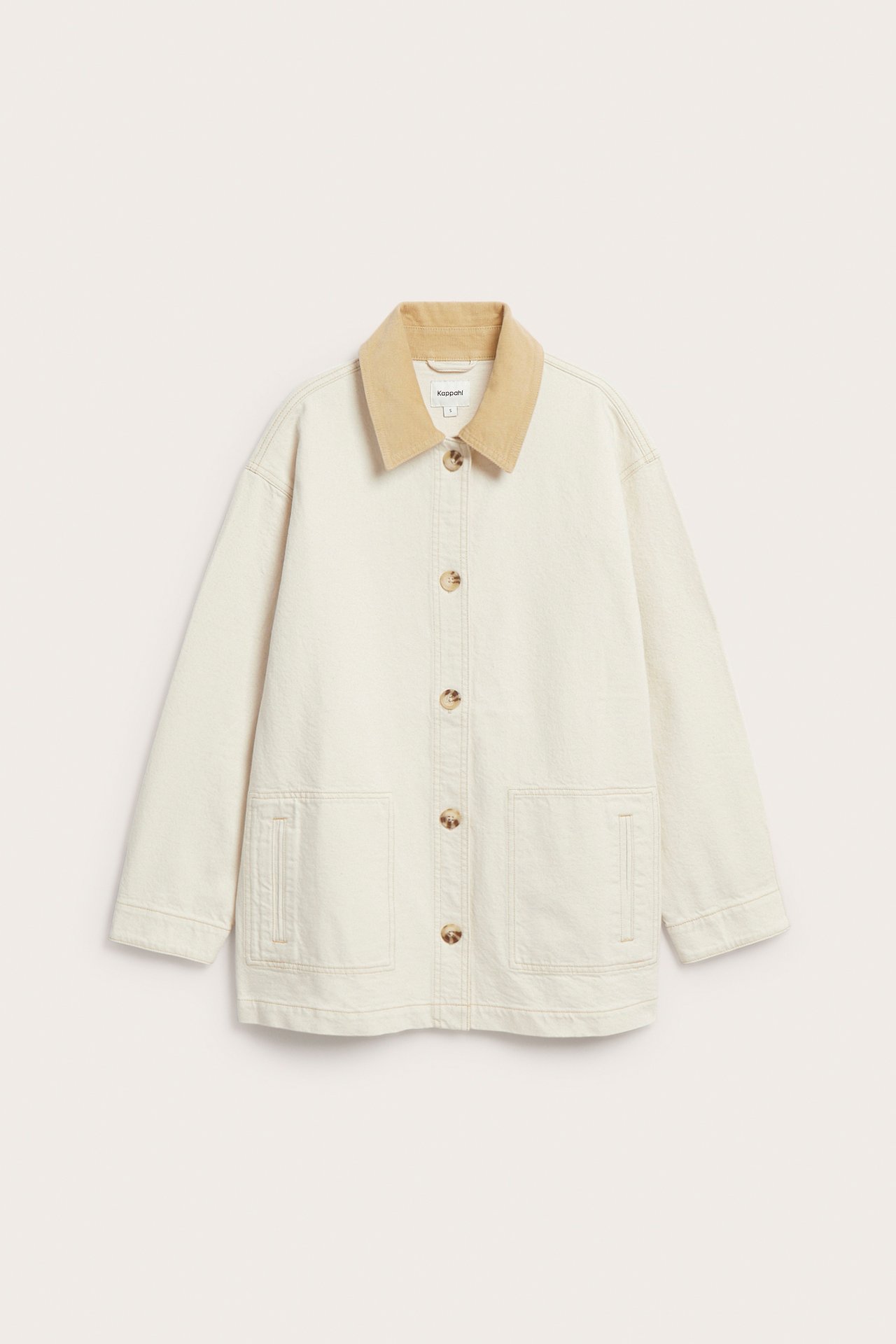 Framifrån, offwhite twilljacka med beige manchesterkrage, knäppning och två utanpåliggande fickor.