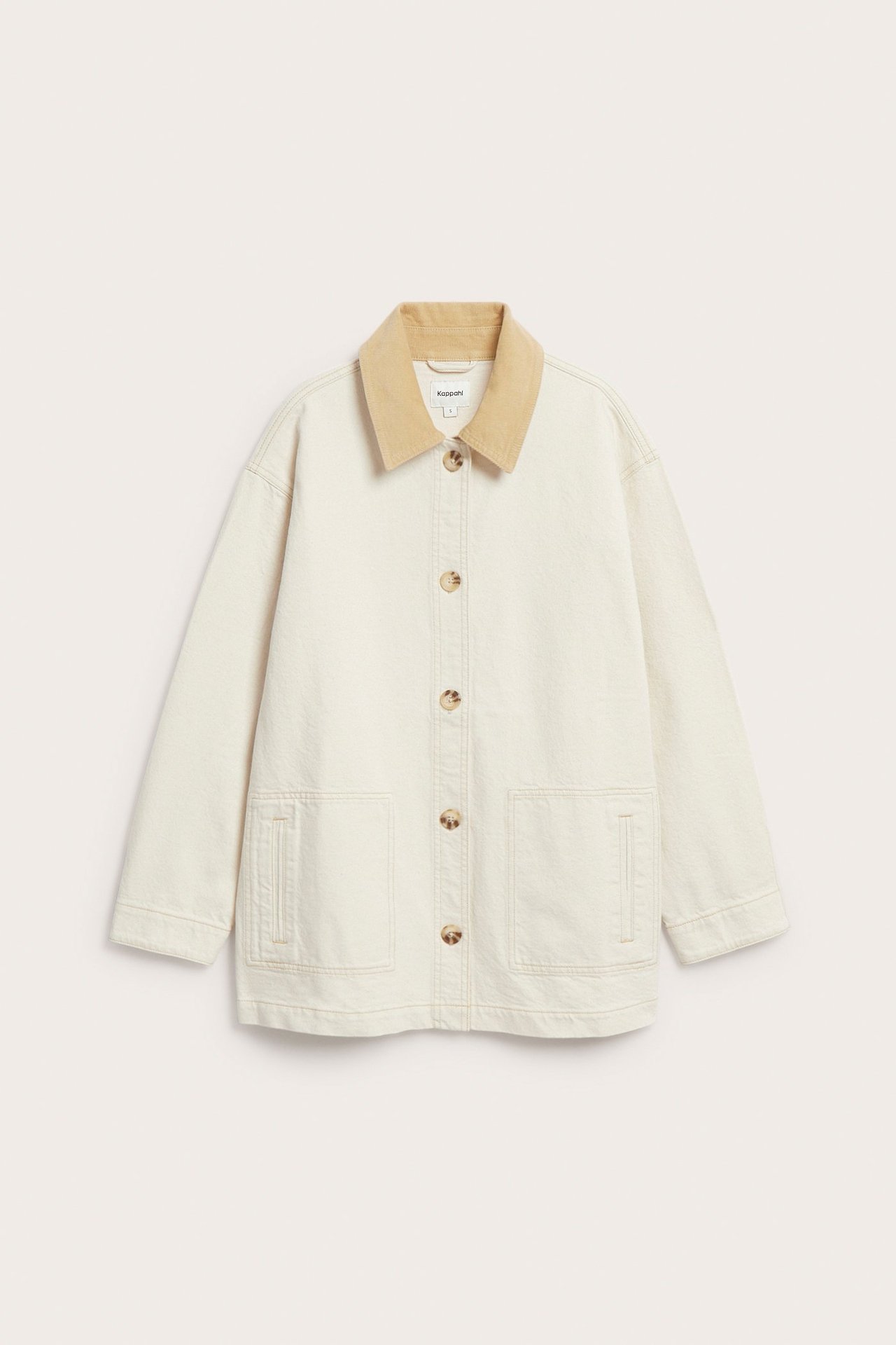 Widok z przodu kremowej kurtki twillowej z beżowym sztruksowym kołnierzem, guzikami i dwiema naszywanymi kieszeniami.