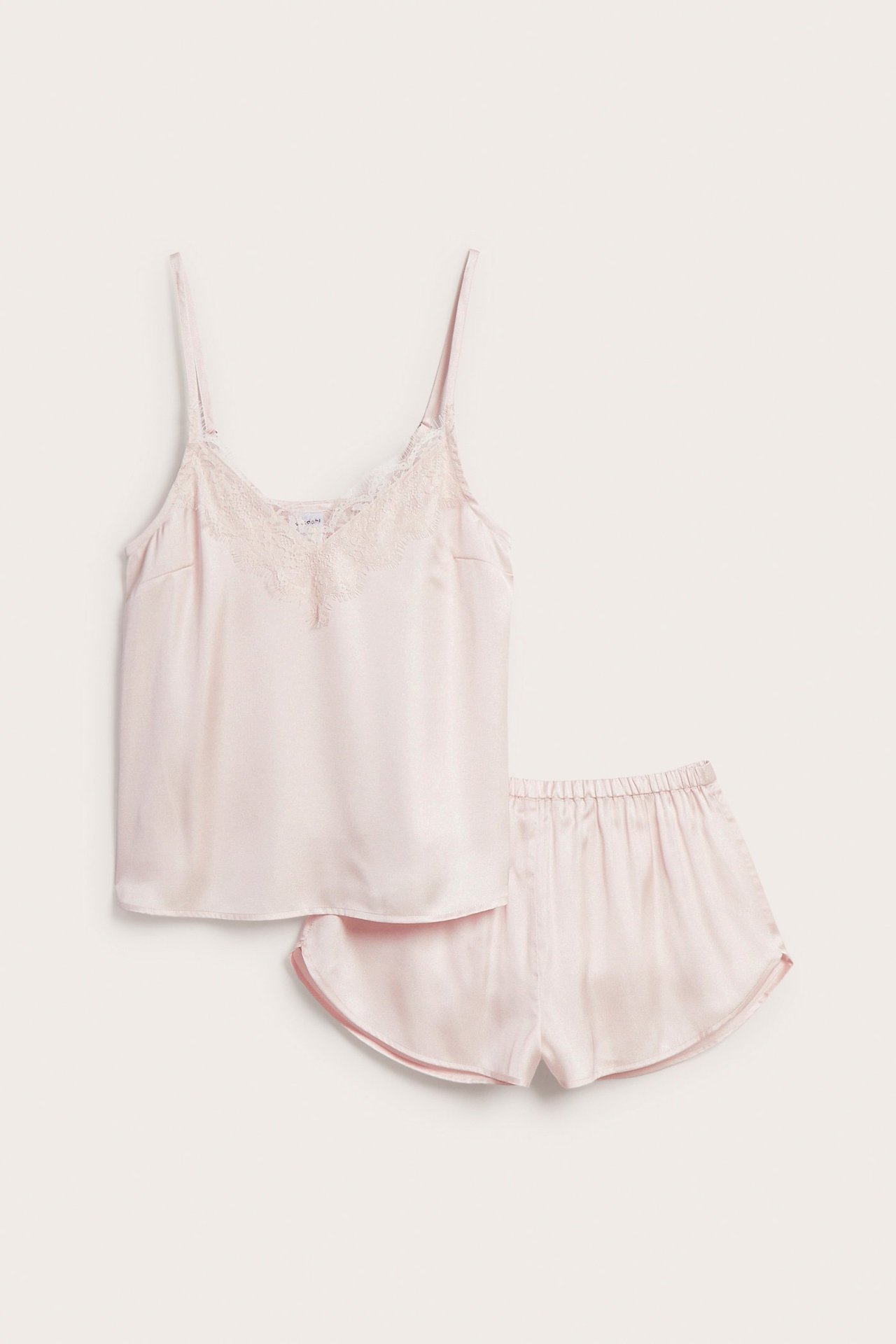 Z przodu: różowa satynowa piżama, top z koronką i szorty z gumką w pasie.