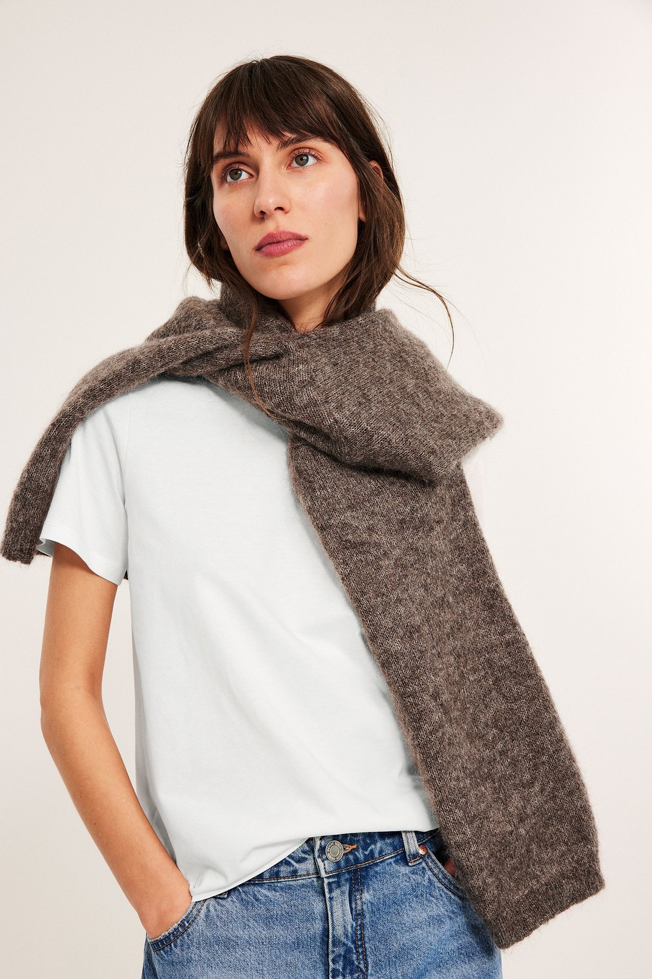 Hvit T-skjorte med rett passform av bomull, kvinne, framstilling.