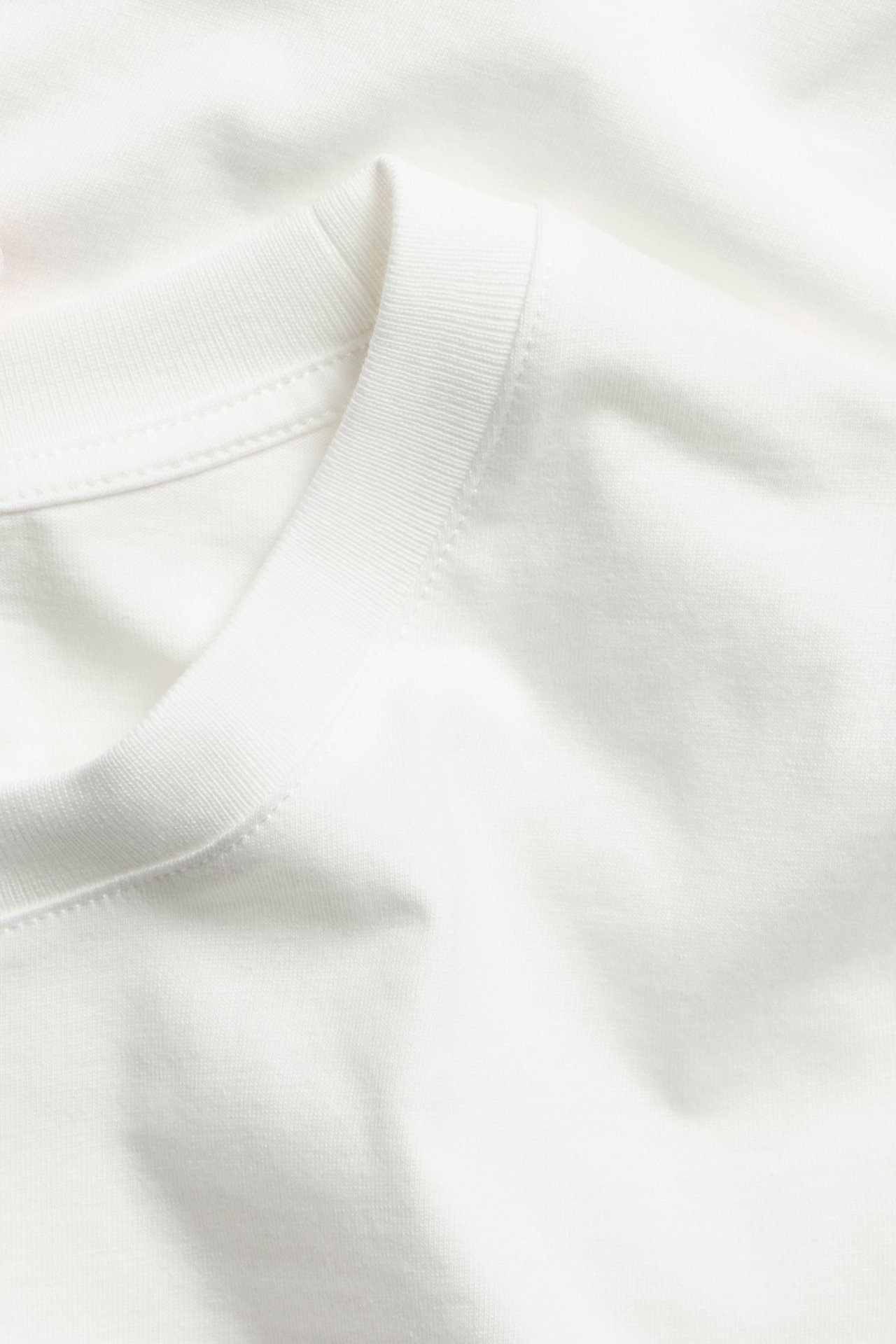 Biały t-shirt o dopasowanym kroju z bawełny, jednolity, widok z przodu.