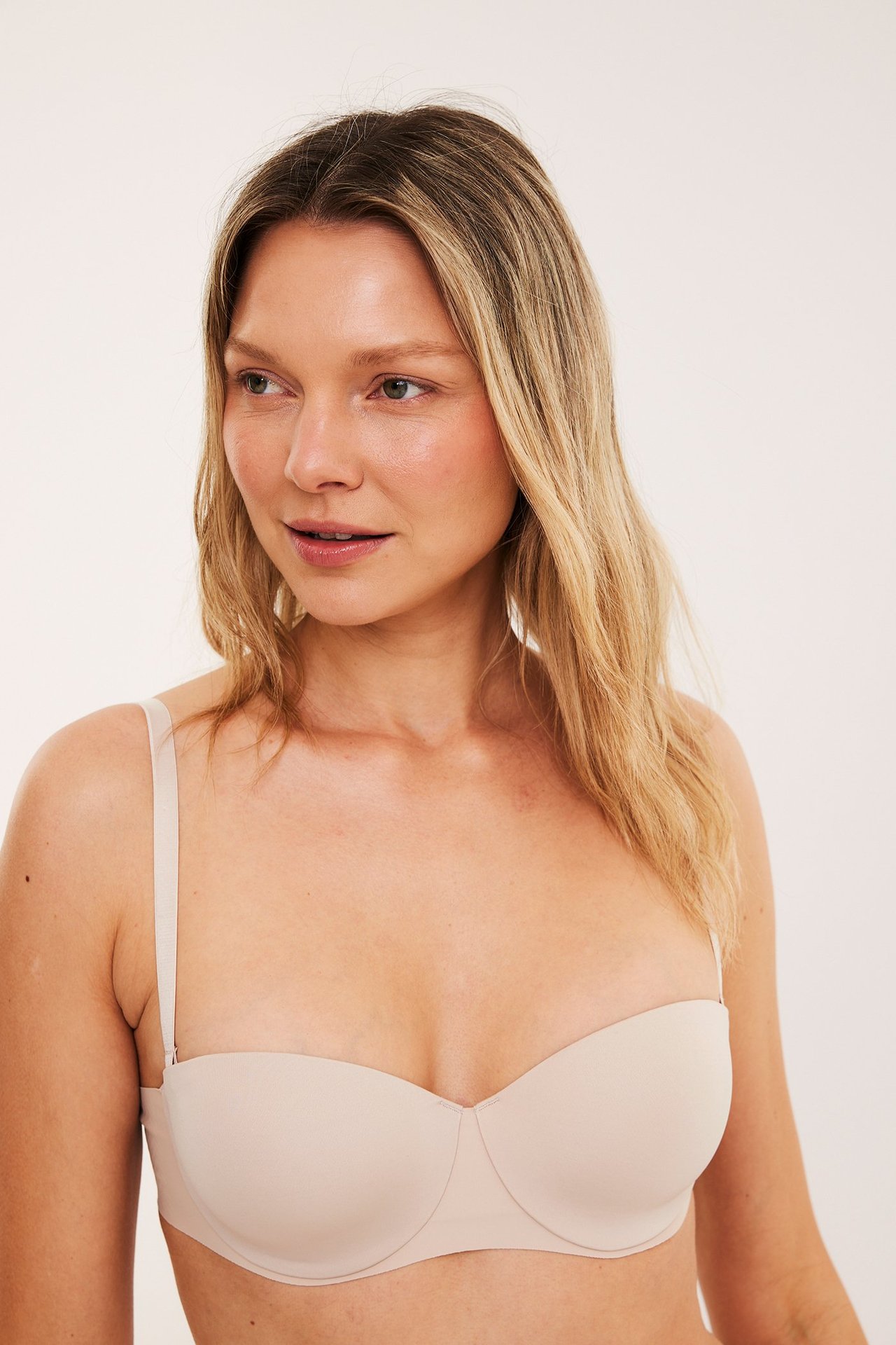 Edestäpäin nainen yllään vaaleanpunainen, yksivärinen mikromateriaalista balconette-rintaliivi.