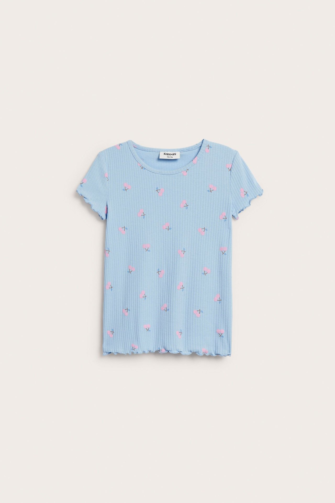 Edestä kuvattu lasten vaaleansininen ribbitoppi vaaleanpunaisella kirsikkakuviolla ja babylock-reunoilla.