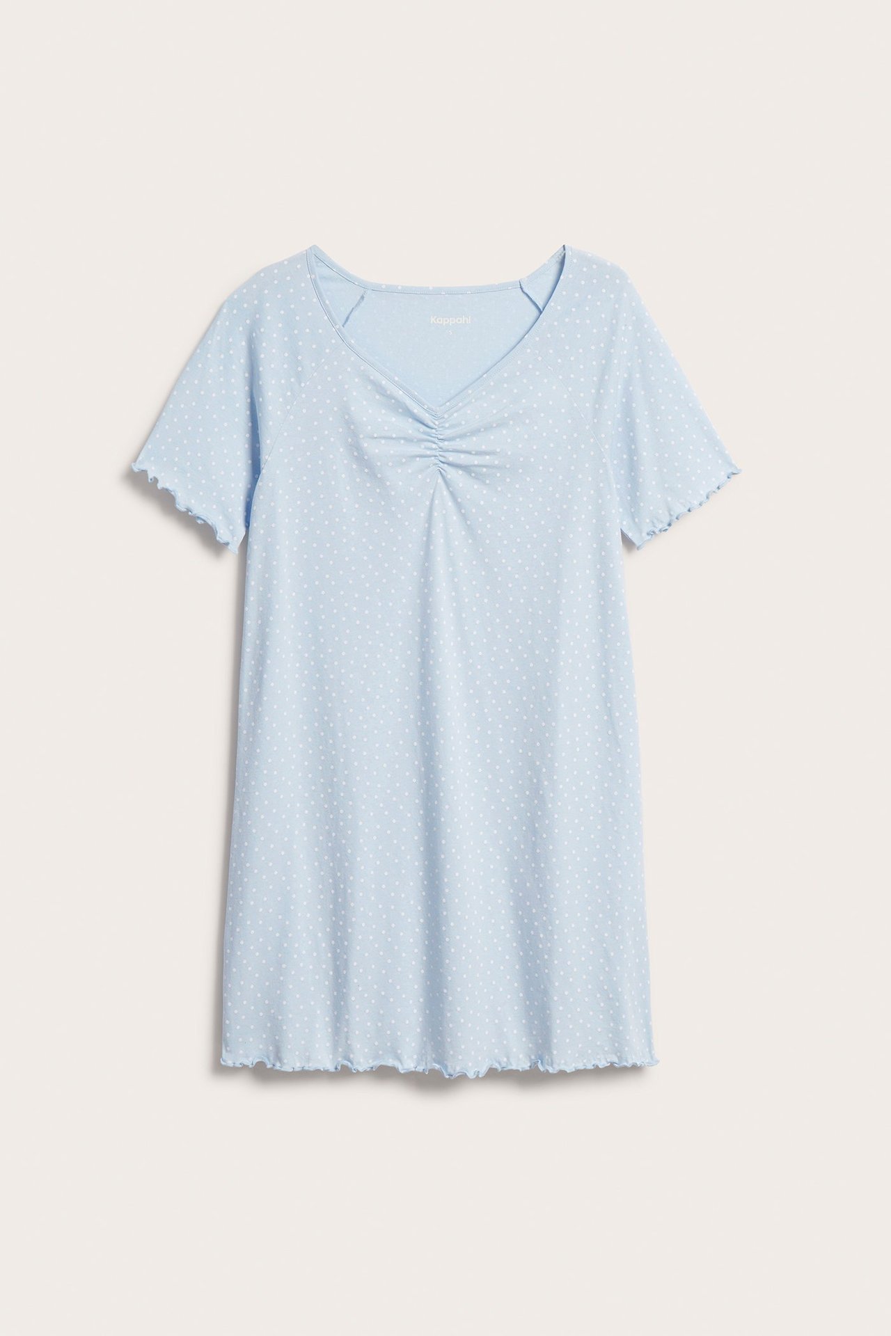 Forfra, lyseblå nattkjole i bomullsjersey med hvite prikker, V-hals, rynket front og bølgete kanter.