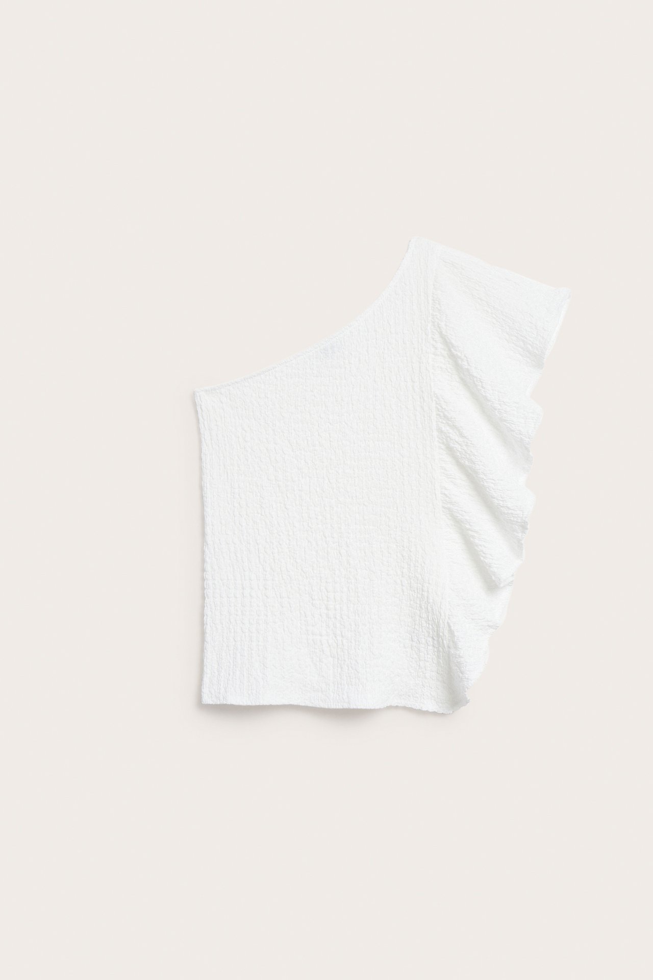 Platt lagd vit, texturerad one-shoulder-topp med volang på den korta ärmen.