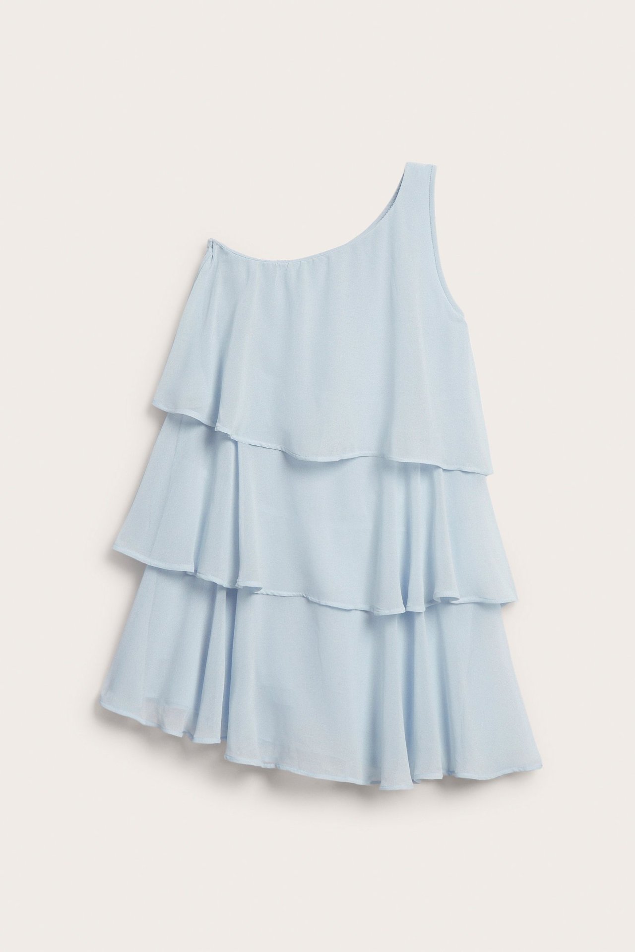 Edestä kuvattuna vaaleansininen, yksivärinen yksiolkaiminen mekko kolmella röyhelökerroksella.