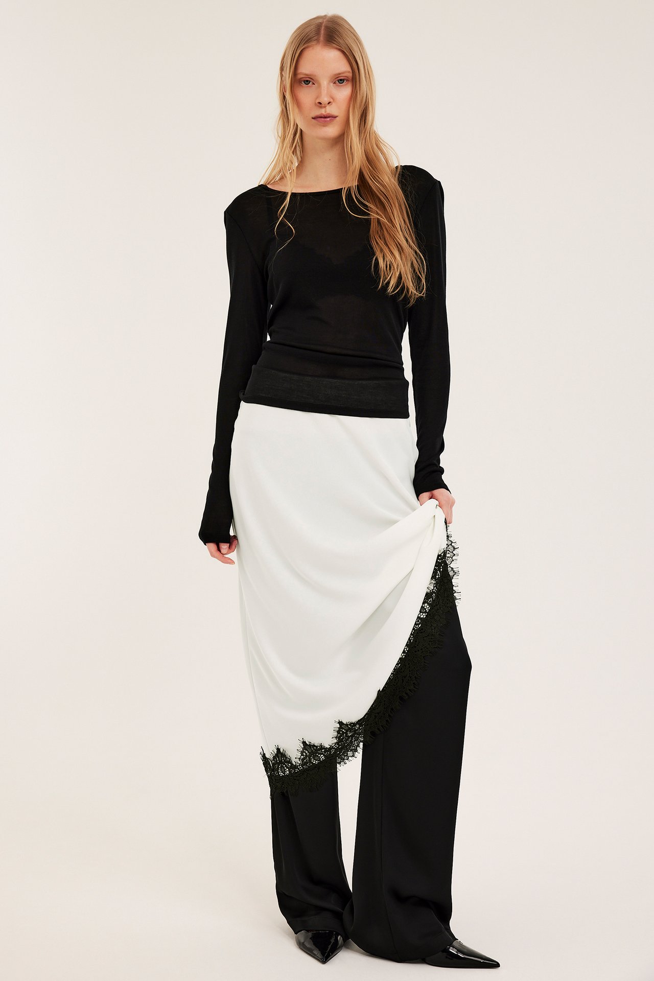 Satinkjol med spetskant