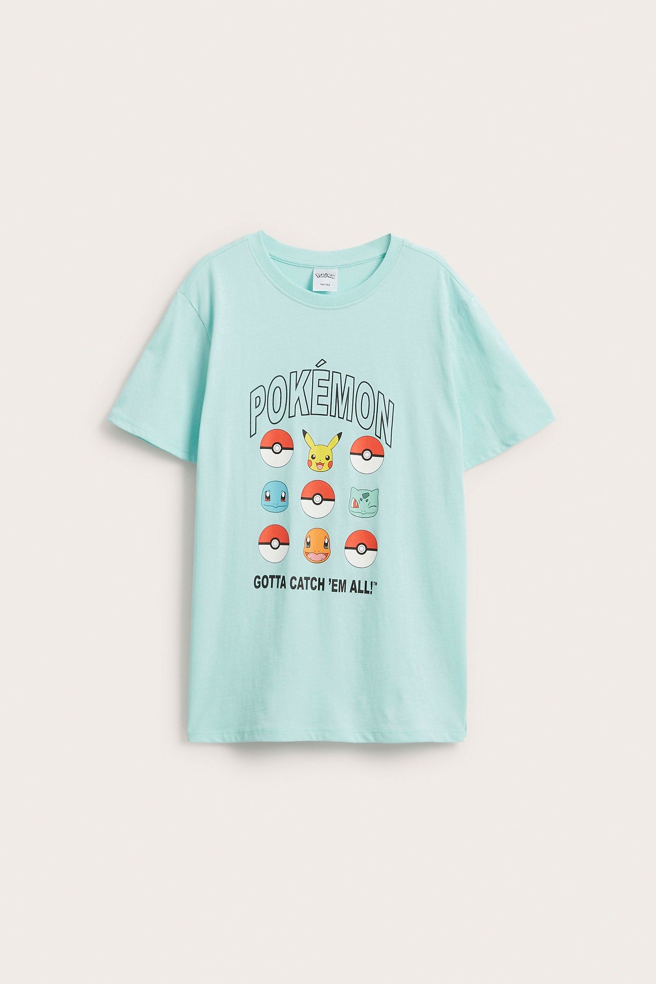 Widok z przodu jasnoturkusowego bawełnianego t-shirtu dziecięcego z nadrukiem Pokémon.