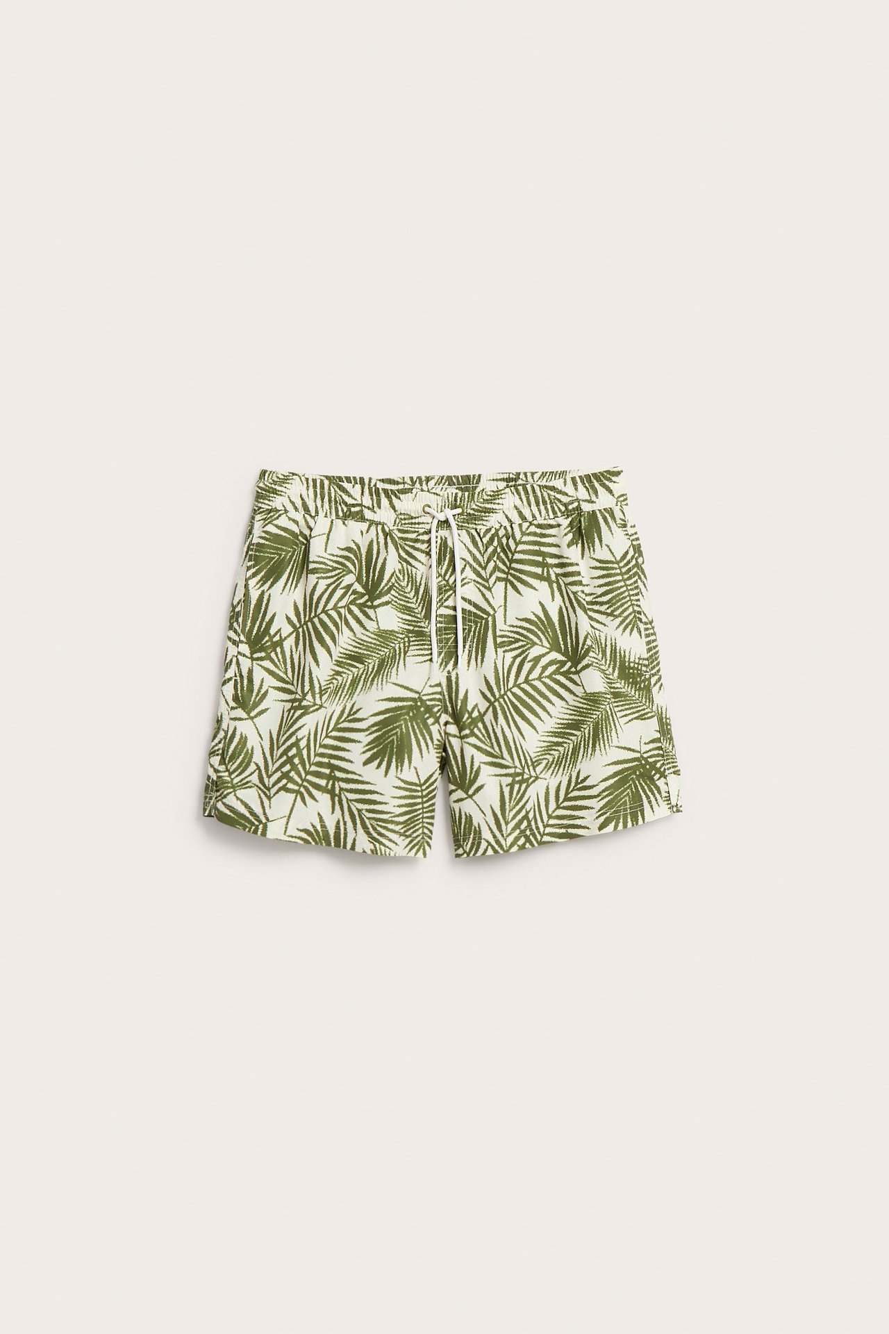 Front: Mønstrede badeshorts til menn i khaki med grønne palmeblader, hvit snor og elastisk liv.