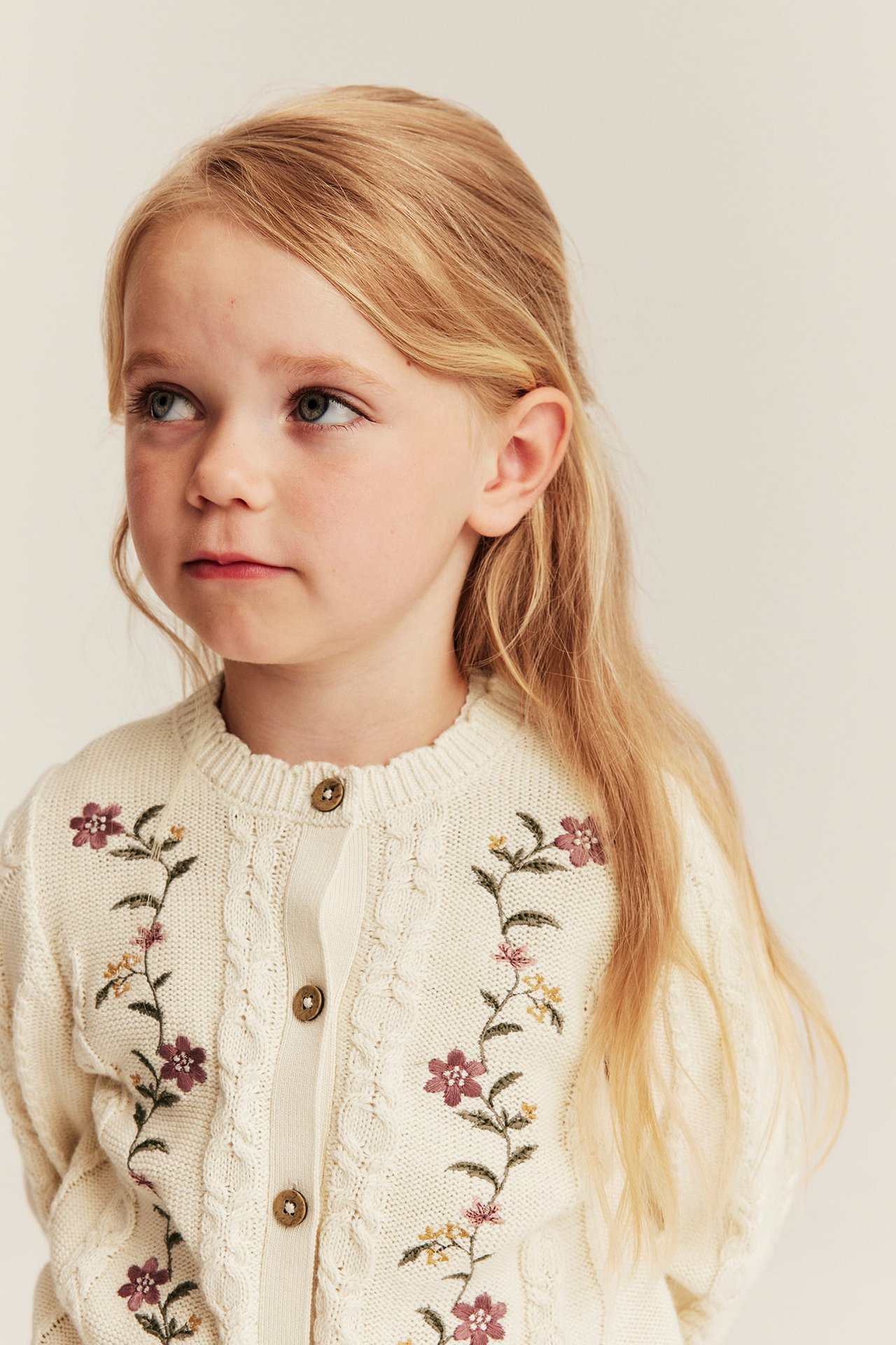 Stickad kofta med broderi - Ljusbeige - 4
