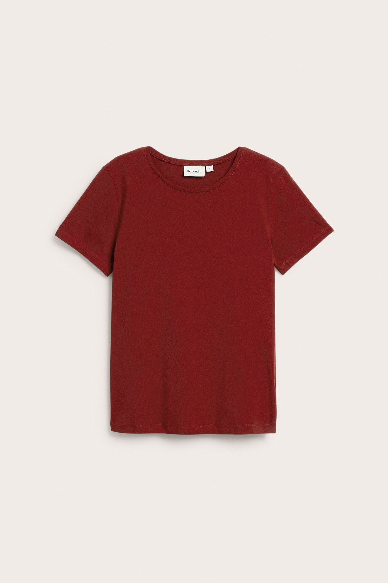 Frontvisning av en ensfarget rød kortermet basetopp med rund hals, liggende flatt.