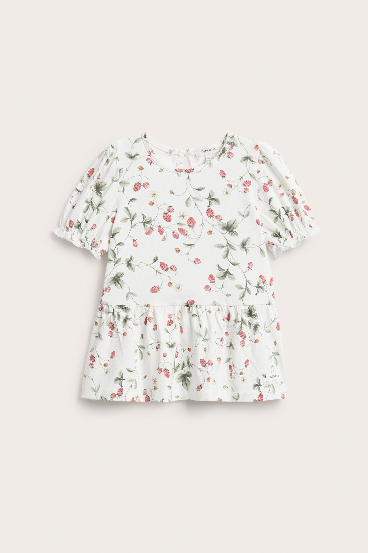 Edestä, luonnonvalkoinen lasten peplum-jerseytoppi, puhvihihat ja mansikkakuvio.
