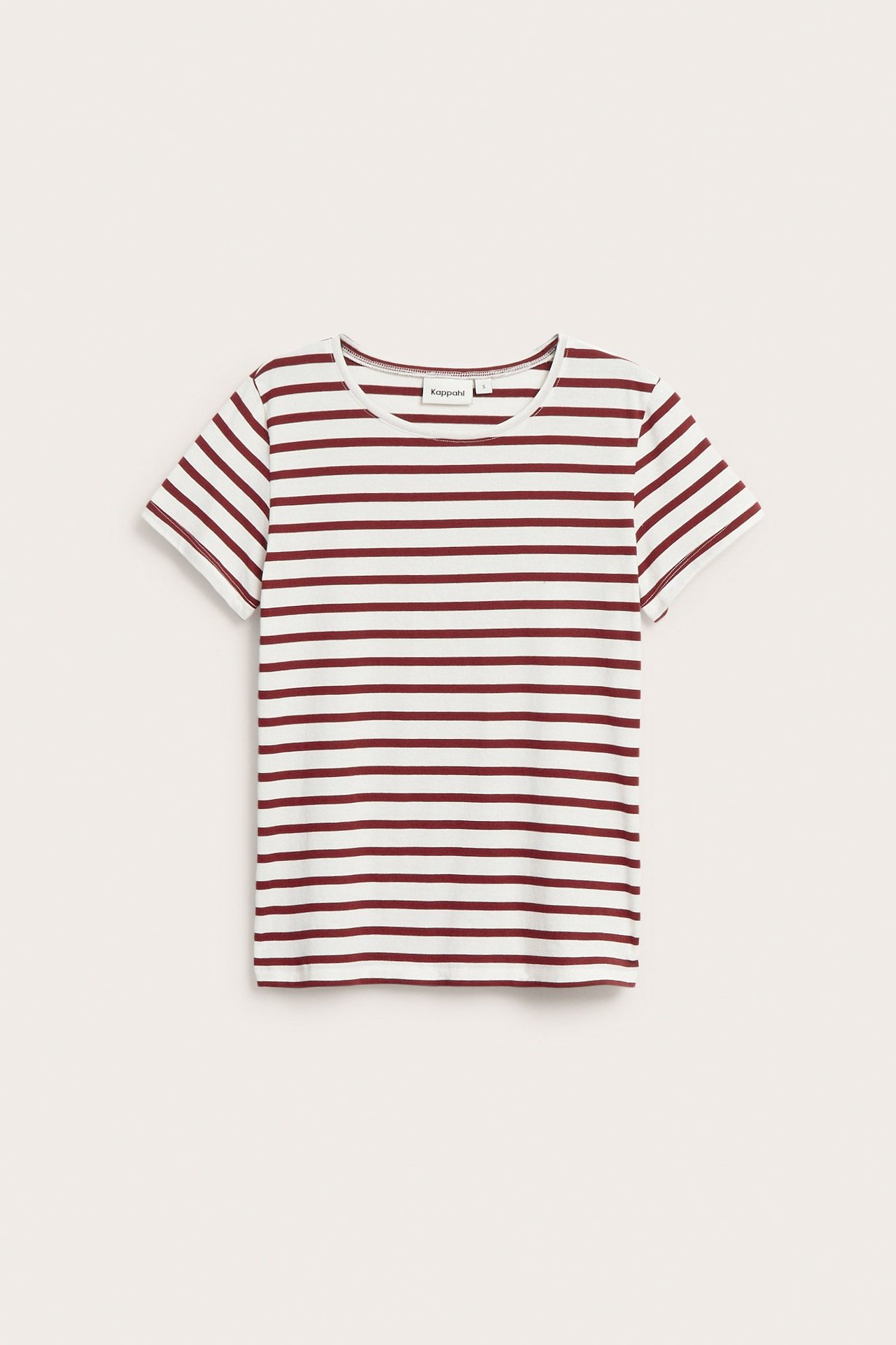 Frontbilde av en hvit og mørkerød stripete kortermet basetopp med rund hals.