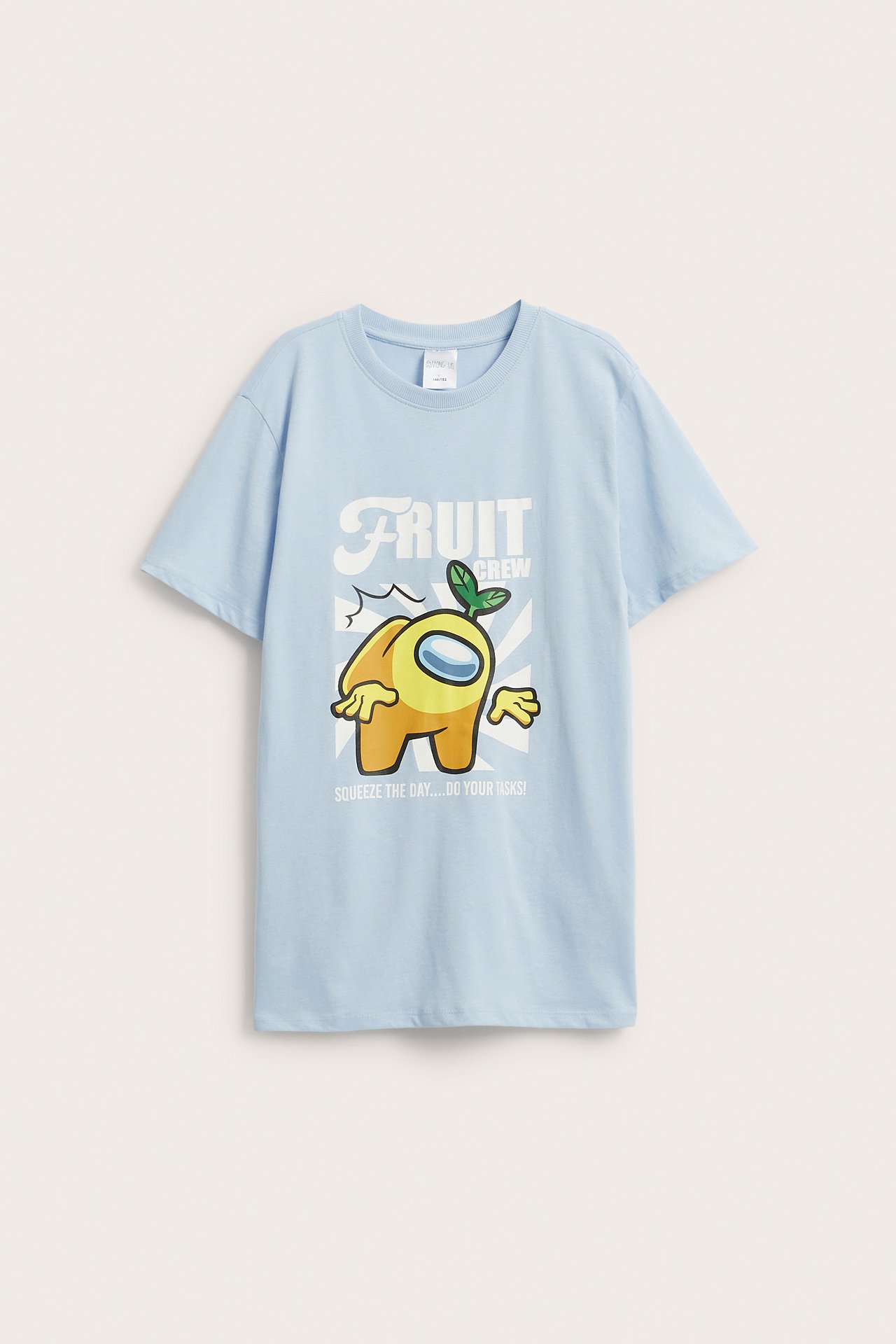 Widok z przodu: jasnoniebieska bawełniana koszulka dziecięca z kolorowym nadrukiem Among Us Fruit Crew.