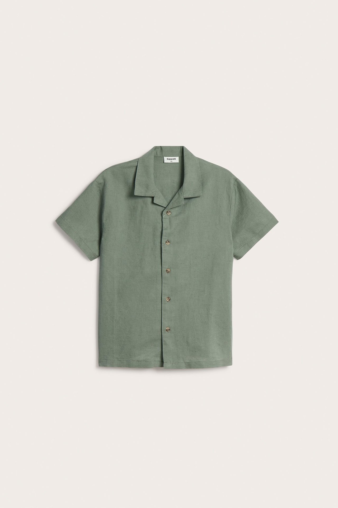 Frontvy av en enfärgad grön kortärmad skjorta i linneblandning med kubakrage och knappar framtill.